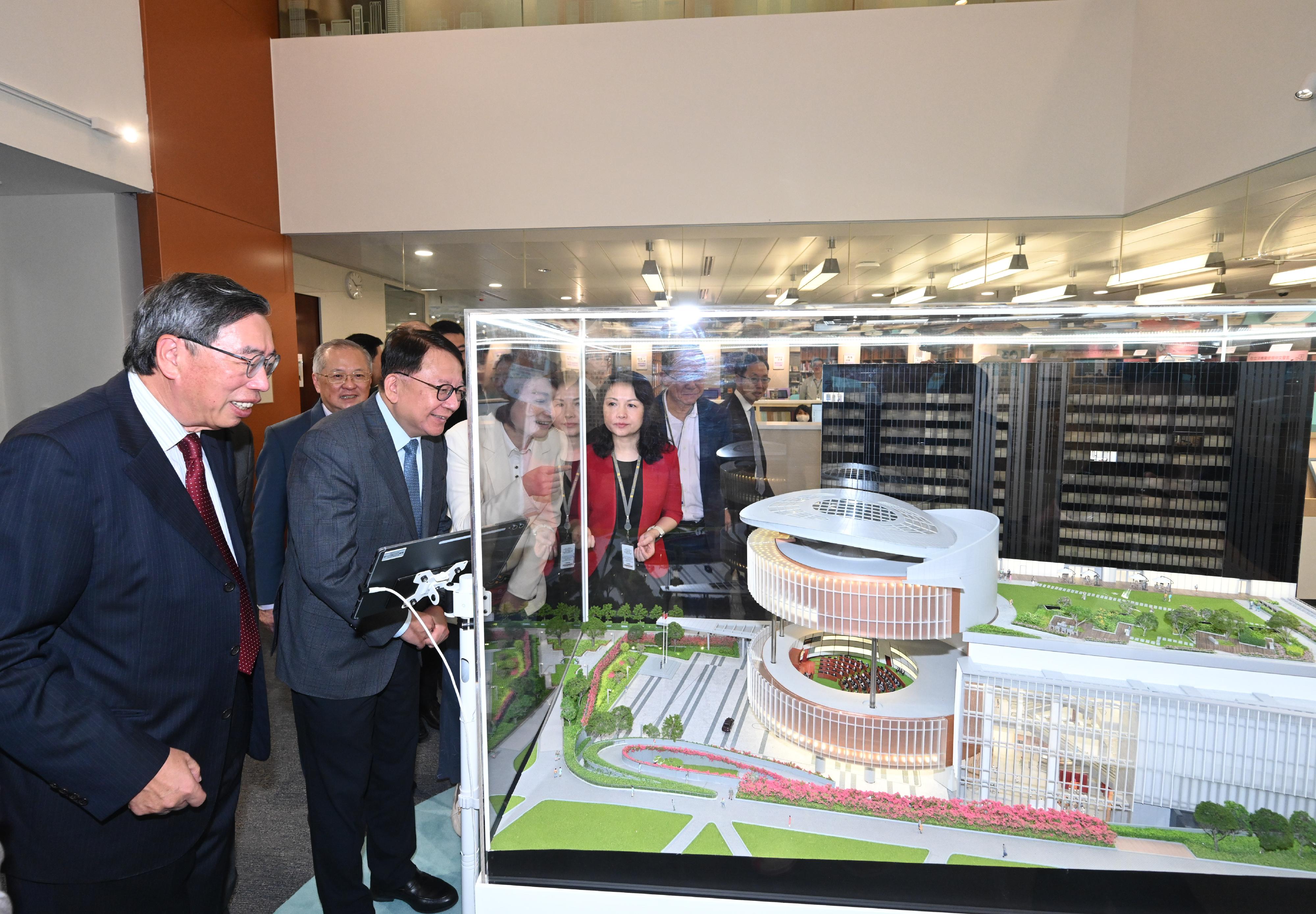 政務司司長陳國基今日（七月二日）出席立法會圖書館優化設施及服務啟用儀式。圖示陳國基（左二）、立法會主席梁君彥（左一）以及其他嘉賓參觀立法會圖書館。
