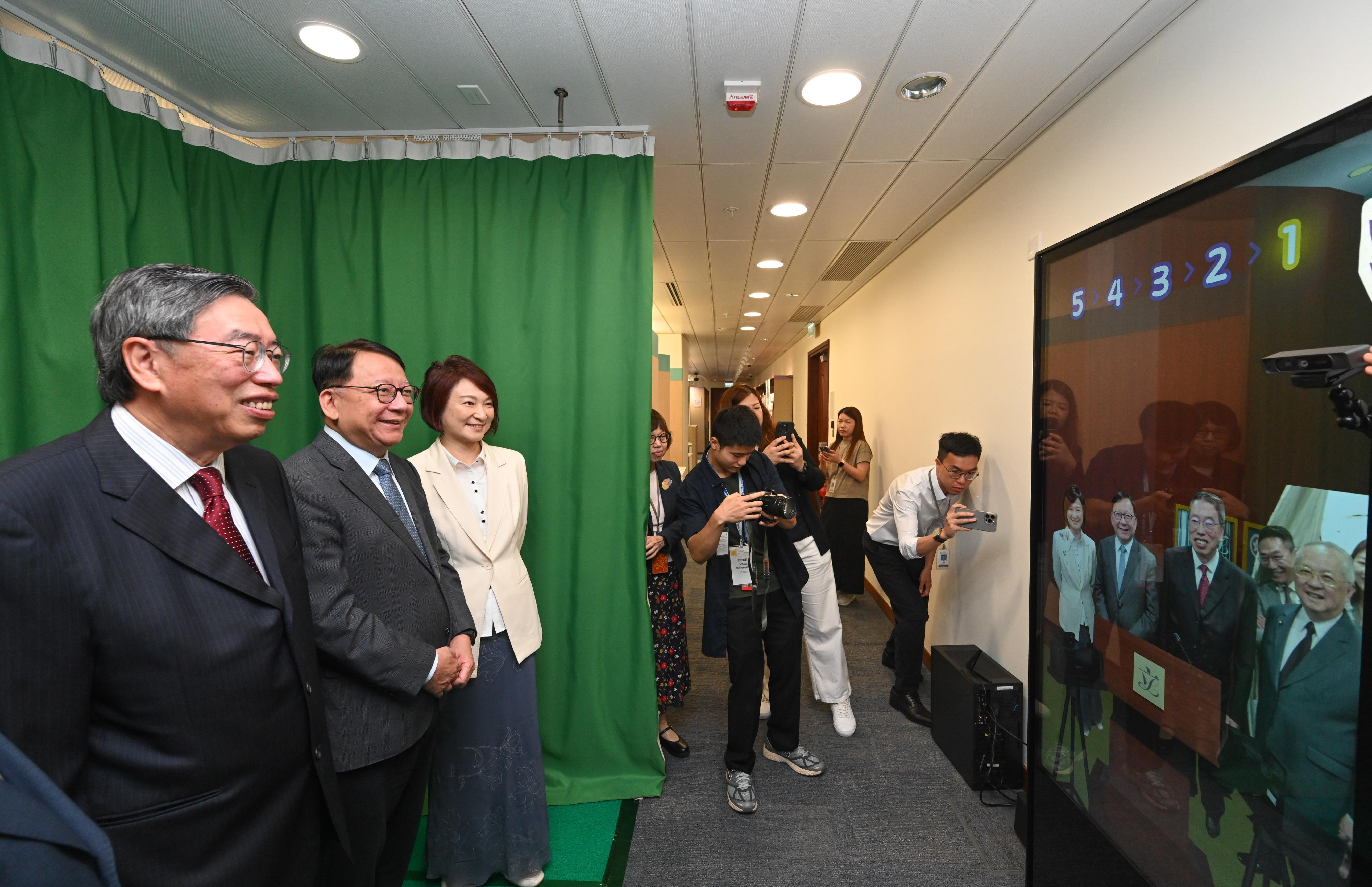 政務司司長陳國基今日（七月二日）出席立法會圖書館優化設施及服務啟用儀式。圖示陳國基（左二）、立法會主席梁君彥（左一）以及其他嘉賓參觀立法會圖書館。