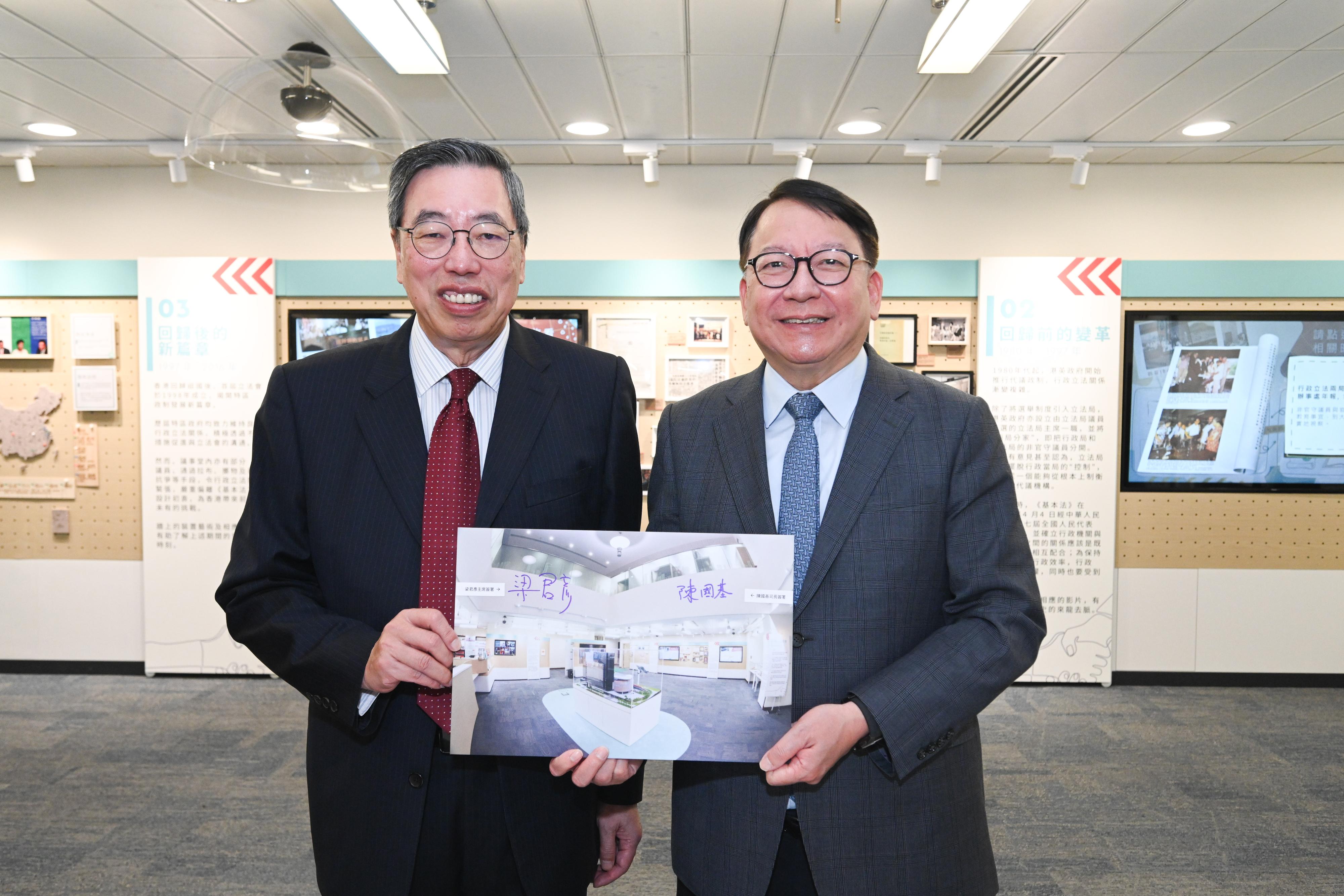 政務司司長陳國基今日（七月二日）出席立法會圖書館優化設施及服務啟用儀式。圖示陳國基（右）和立法會主席梁君彥（左）在啟用儀式上合照。