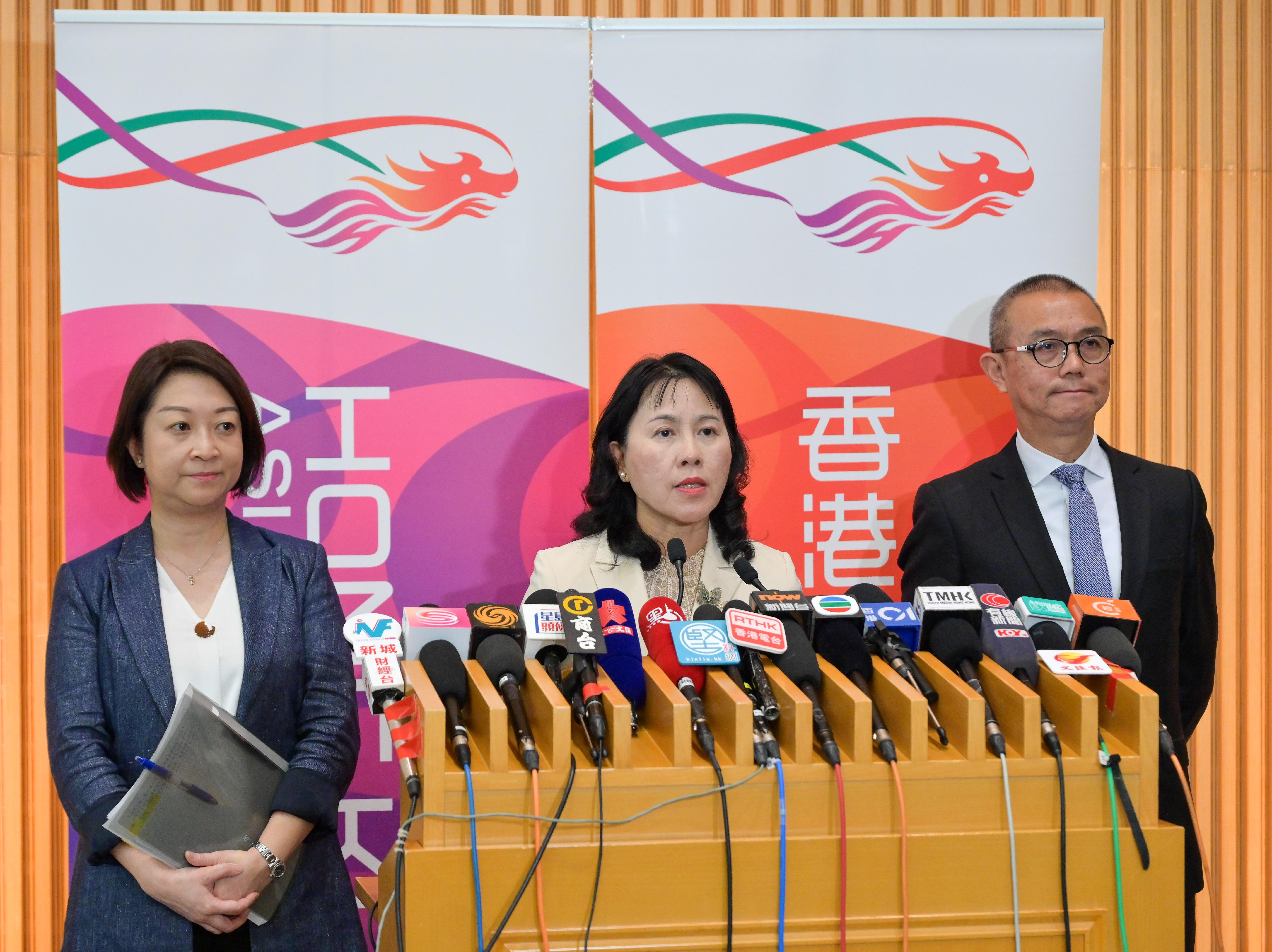 The Secretary for Transport and Logistics, Ms Mable Chan (centre), together with the Commissioner for Transport, Ms Angela Lee (left); and the Executive Director, Airport Operations of the Airport Authority Hong Kong, Mr Steven Yiu (right), meet the media today (July 2) on the Southbound Travel for Guangdong Vehicles.