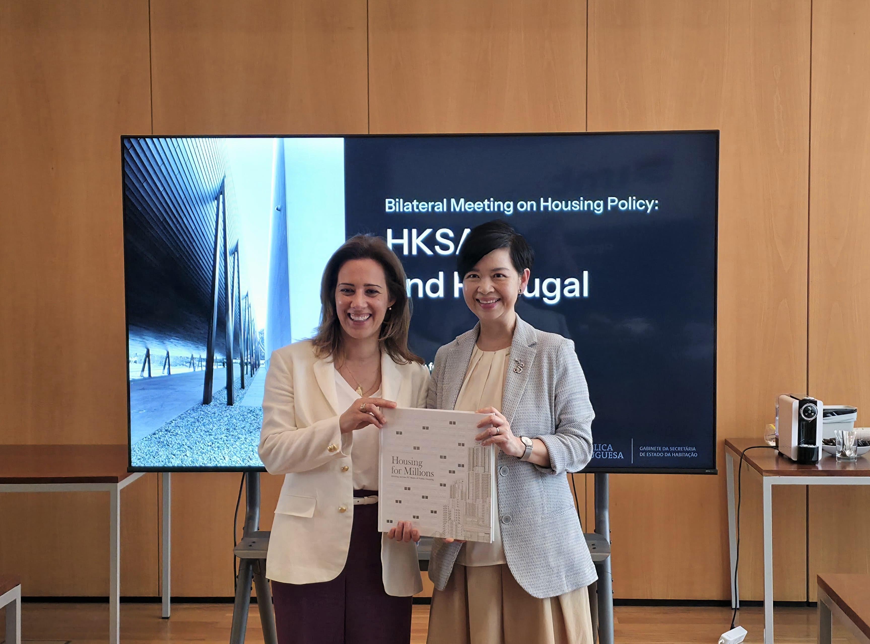 The Secretary for Housing, Ms Winnie Ho, began her visit to Lisbon, Portugal, yesterday (July 2, Lisbon time). Photo shows Ms Ho (right) meeting with the Secretary of State for Housing in the Ministry of Infrastructure and Housing, Ms Patrícia Gonçalves Costa (left), to exchange views on the housing policies of the two places.