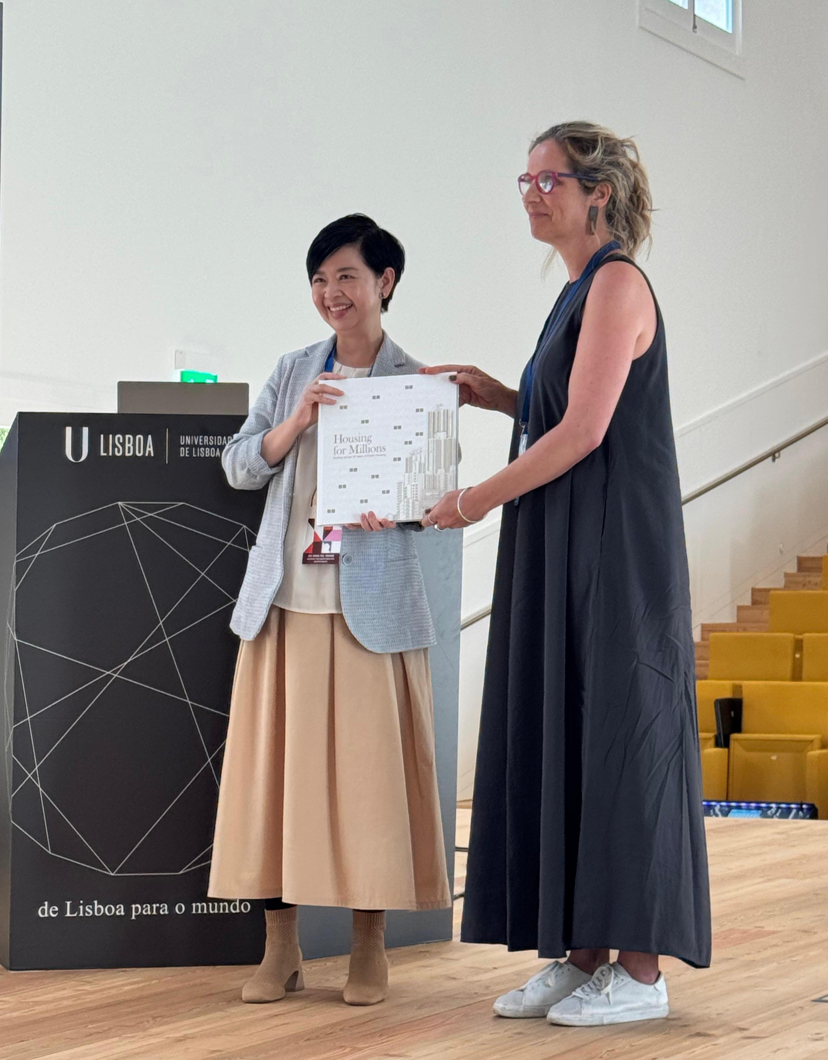 The Secretary for Housing, Ms Winnie Ho, began her visit to Lisbon, Portugal, yesterday (July 2, Lisbon time) and attended the International Forum on Urbanism (IFoU) held at the Pavilion of Portugal for the previous World Expo. Photo shows Ms Ho (left) and a guest attending the IFoU.