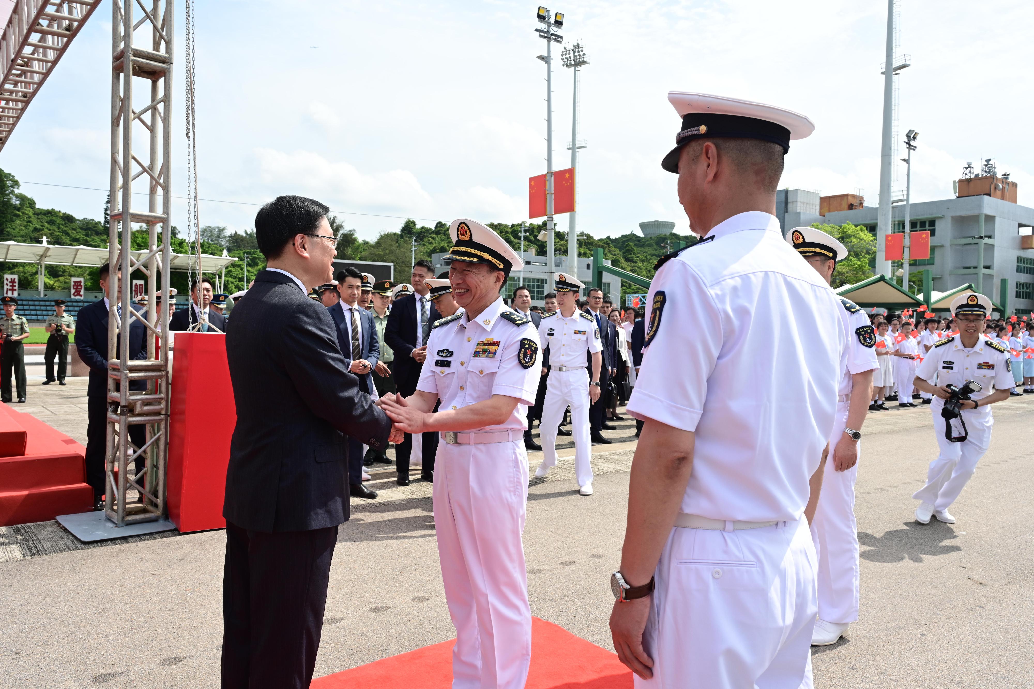 行政長官李家超今日（七月三日）上午在昂船洲軍營出席中國人民解放軍海軍山東艦編隊訪問香港歡迎儀式。圖示李家超（左一）歡迎中國人民解放軍海軍副政治委員程堅海軍中將（左二）登岸。