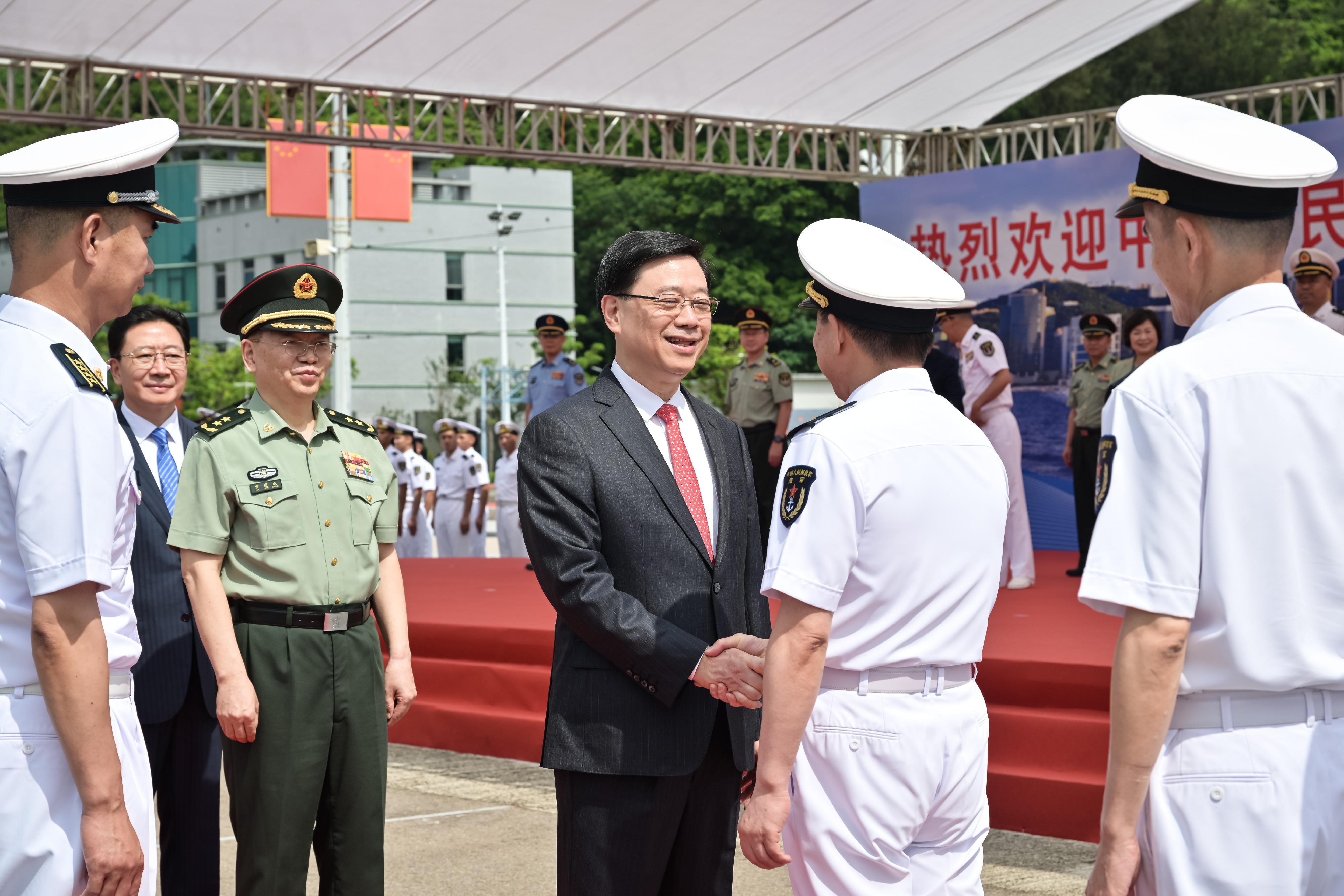 行政長官李家超今日（七月三日）上午在昂船洲軍營出席中國人民解放軍海軍山東艦編隊訪問香港歡迎儀式。圖示李家超（左四）歡迎中國人民解放軍海軍副政治委員程堅海軍中將（左五）登岸。