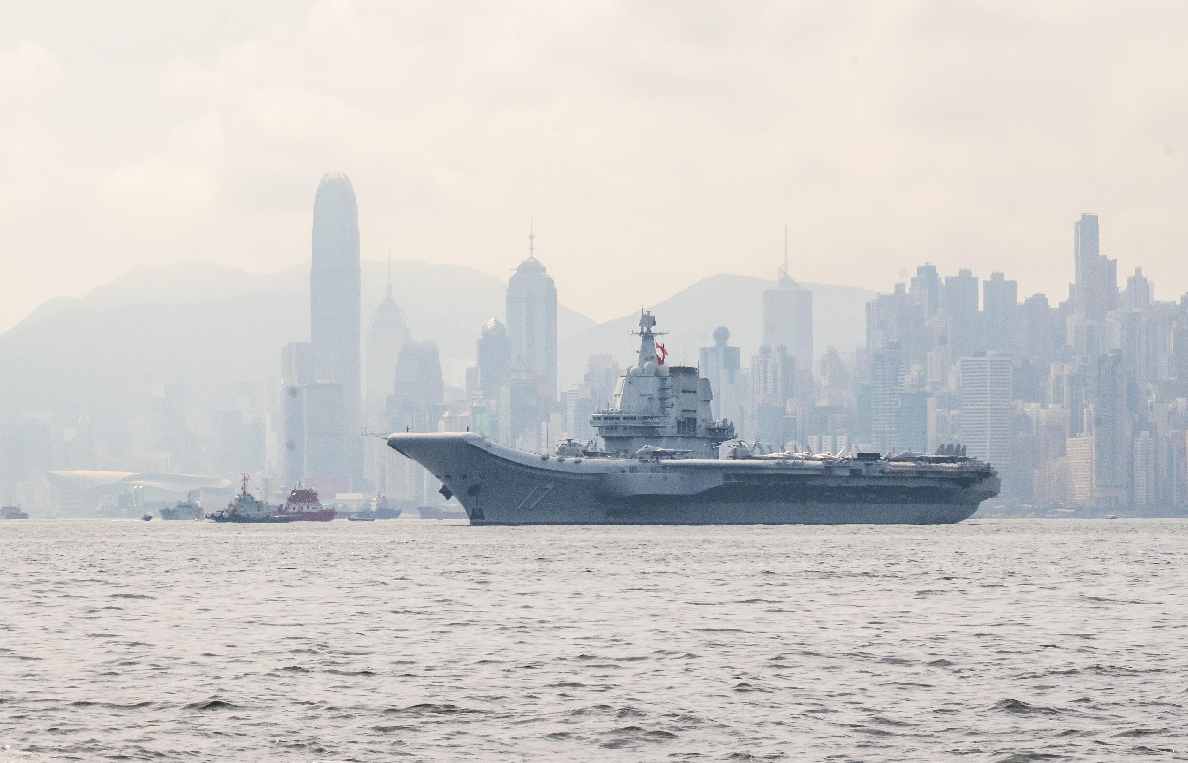 中國人民解放軍海軍山東艦編隊今日（七月三日）至七月七日停靠香港。圖示編隊今日上午抵港情況。