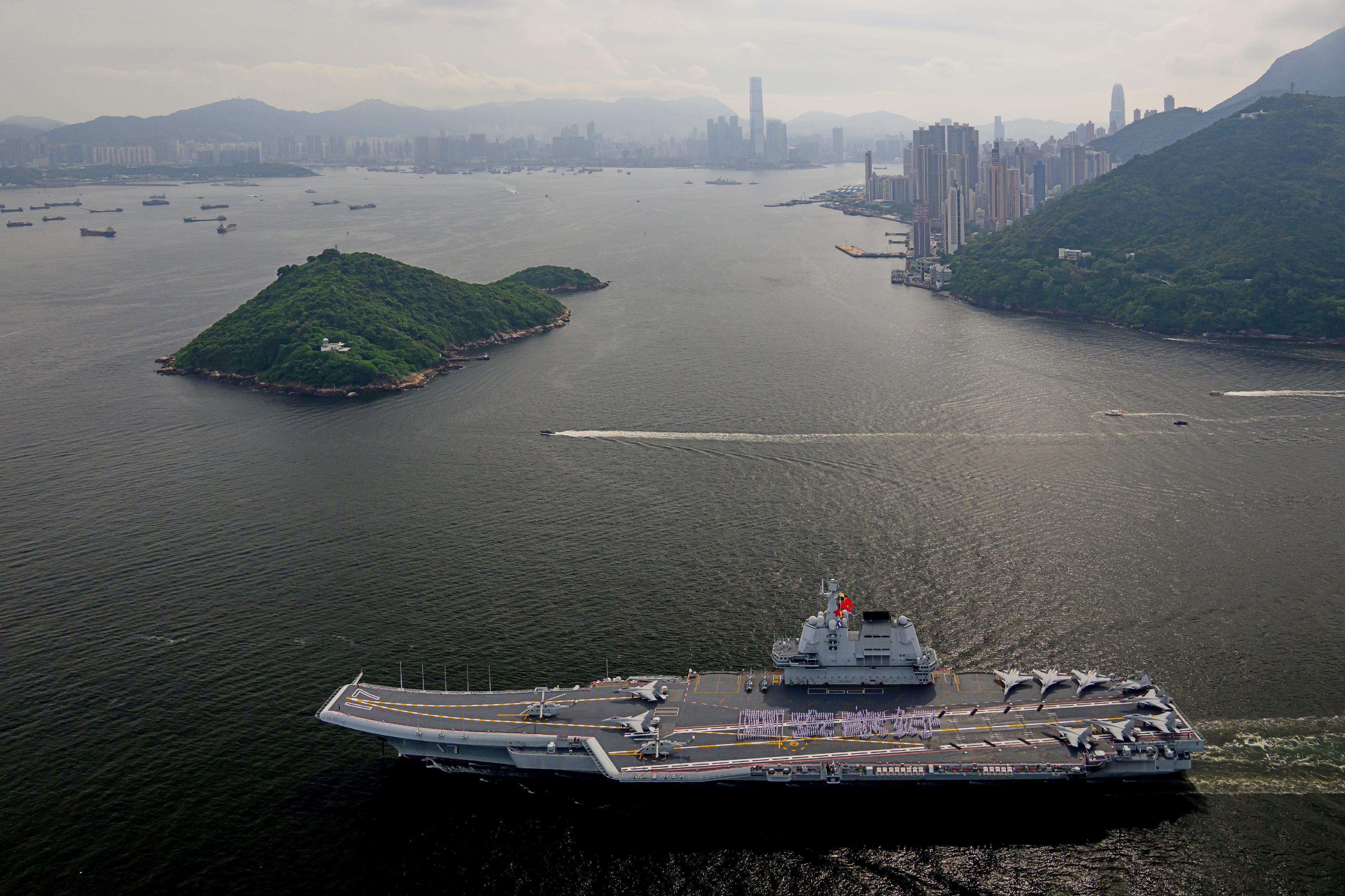中國人民解放軍海軍山東艦編隊今日（七月三日）至七月七日停靠香港。圖示編隊今日上午抵港情況。