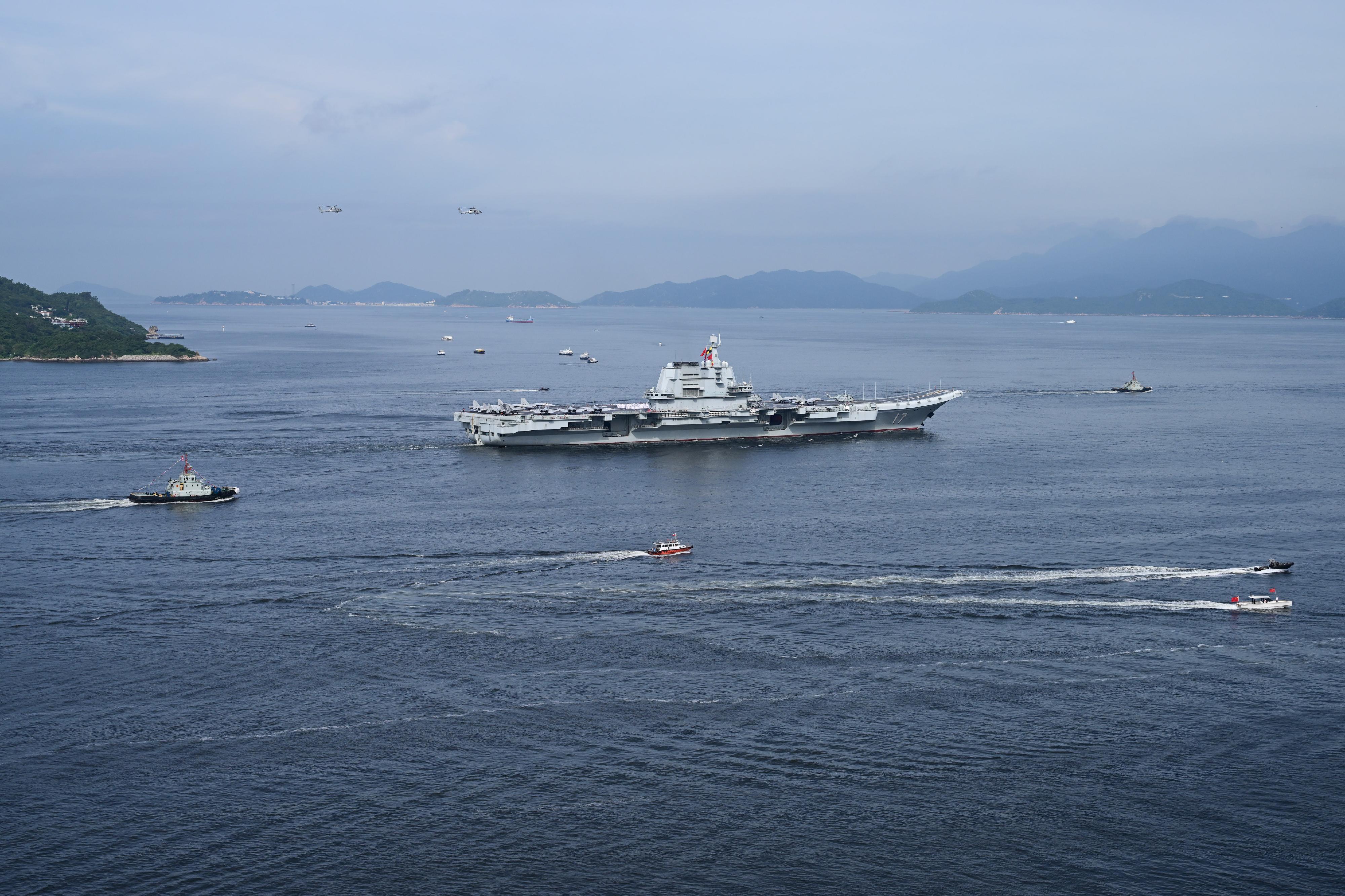 中國人民解放軍海軍山東艦編隊今日（七月三日）至七月七日停靠香港。圖示編隊今日上午抵港情況。