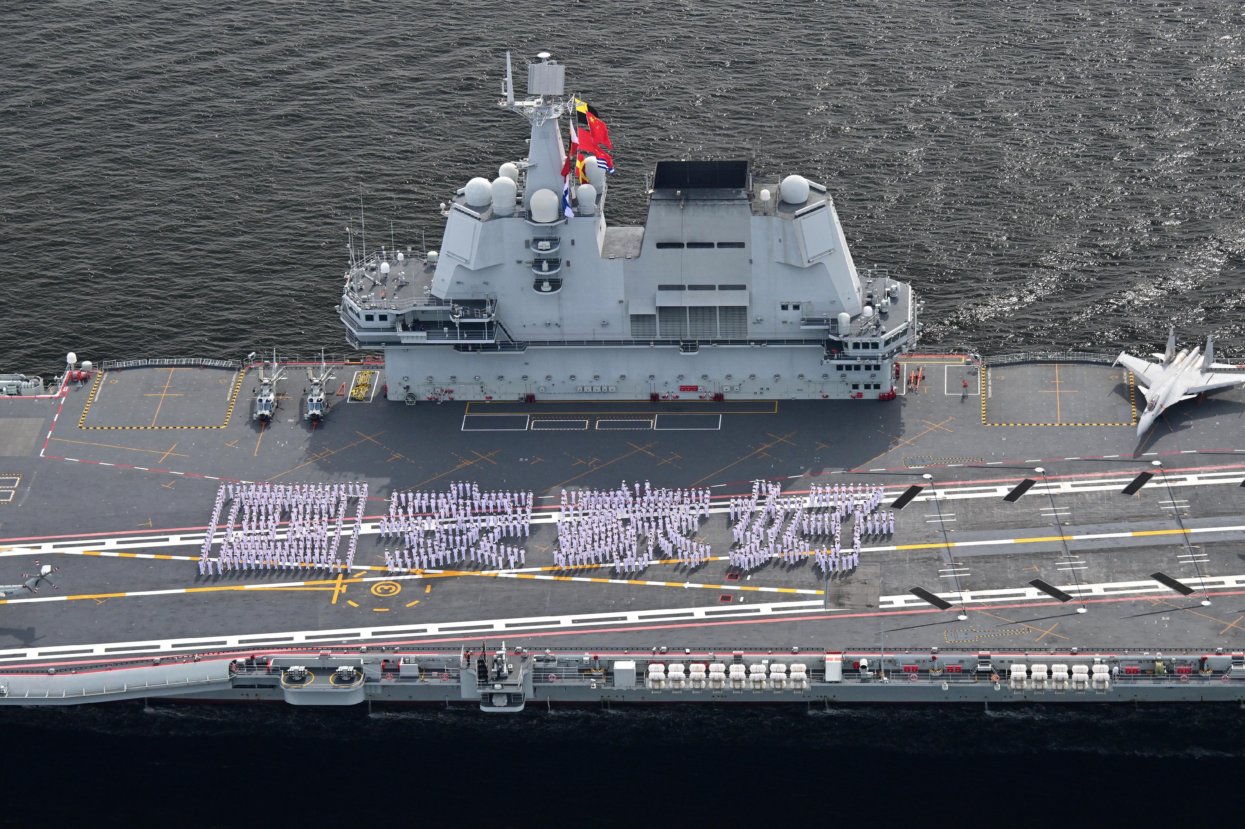 中國人民解放軍海軍山東艦編隊今日（七月三日）至七月七日停靠香港。圖示編隊今日上午抵港情況。