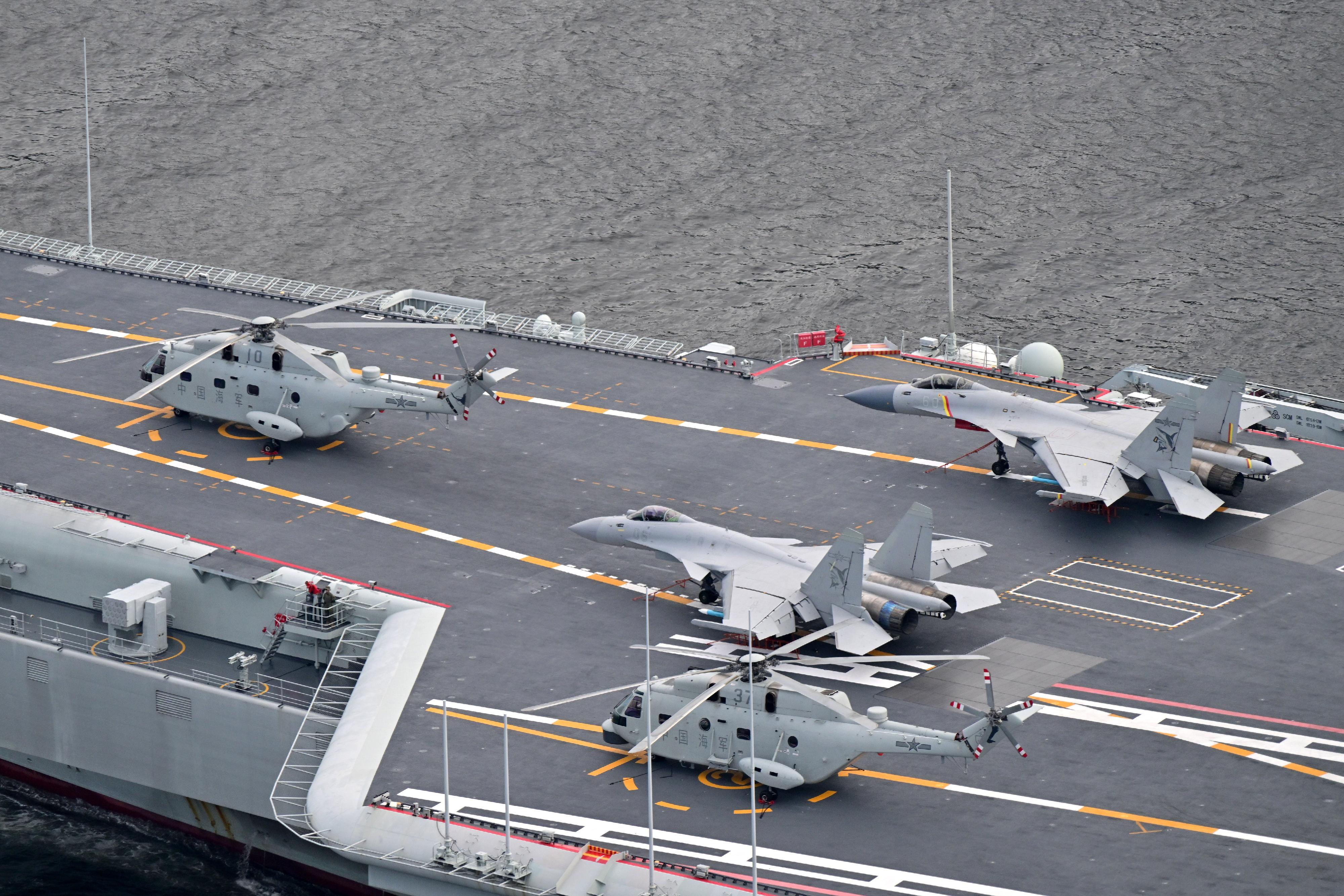 中國人民解放軍海軍山東艦編隊今日（七月三日）至七月七日停靠香港。圖示編隊今日上午抵港情況。