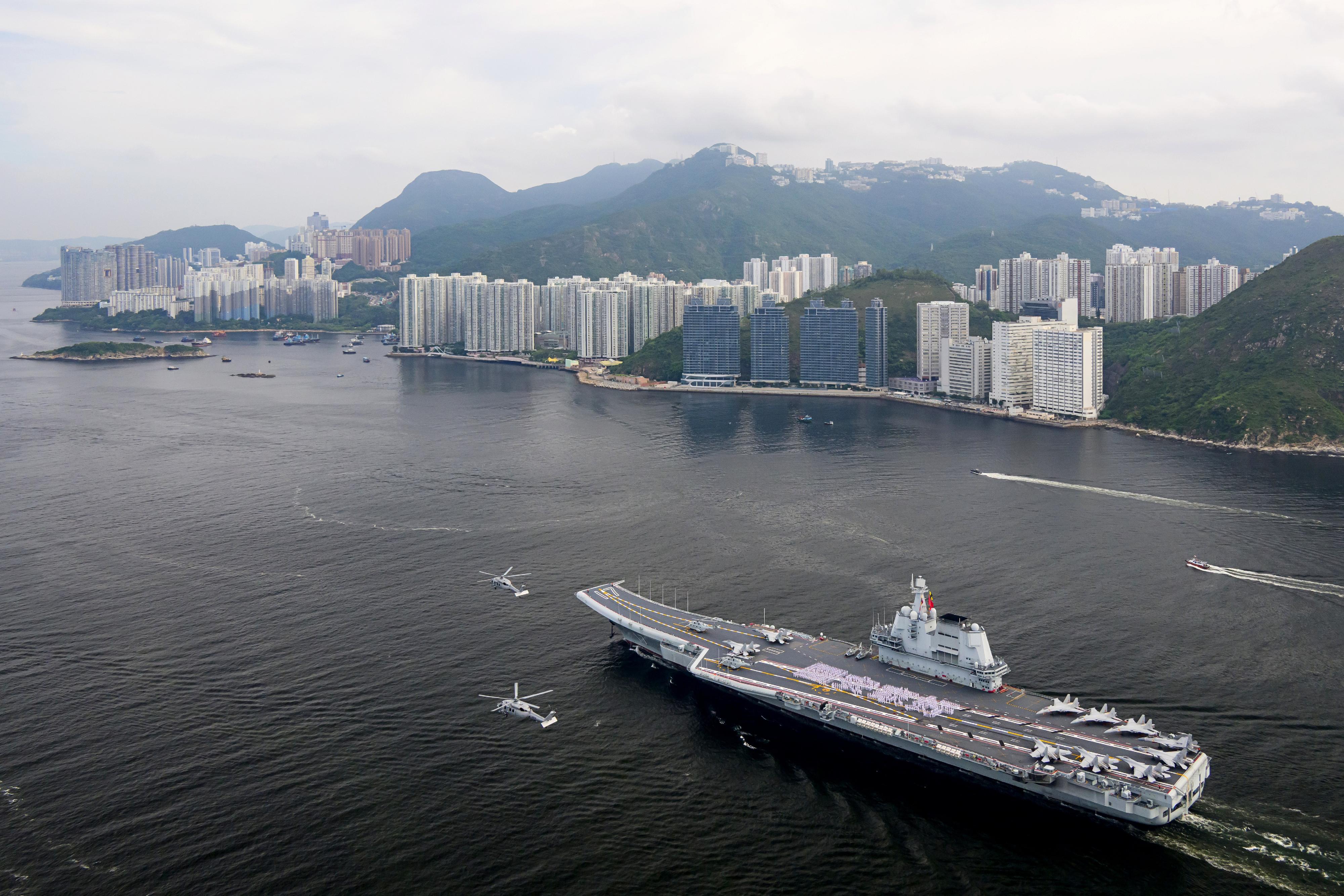 中國人民解放軍海軍山東艦編隊今日（七月三日）至七月七日停靠香港。圖示編隊今日上午抵港情況。