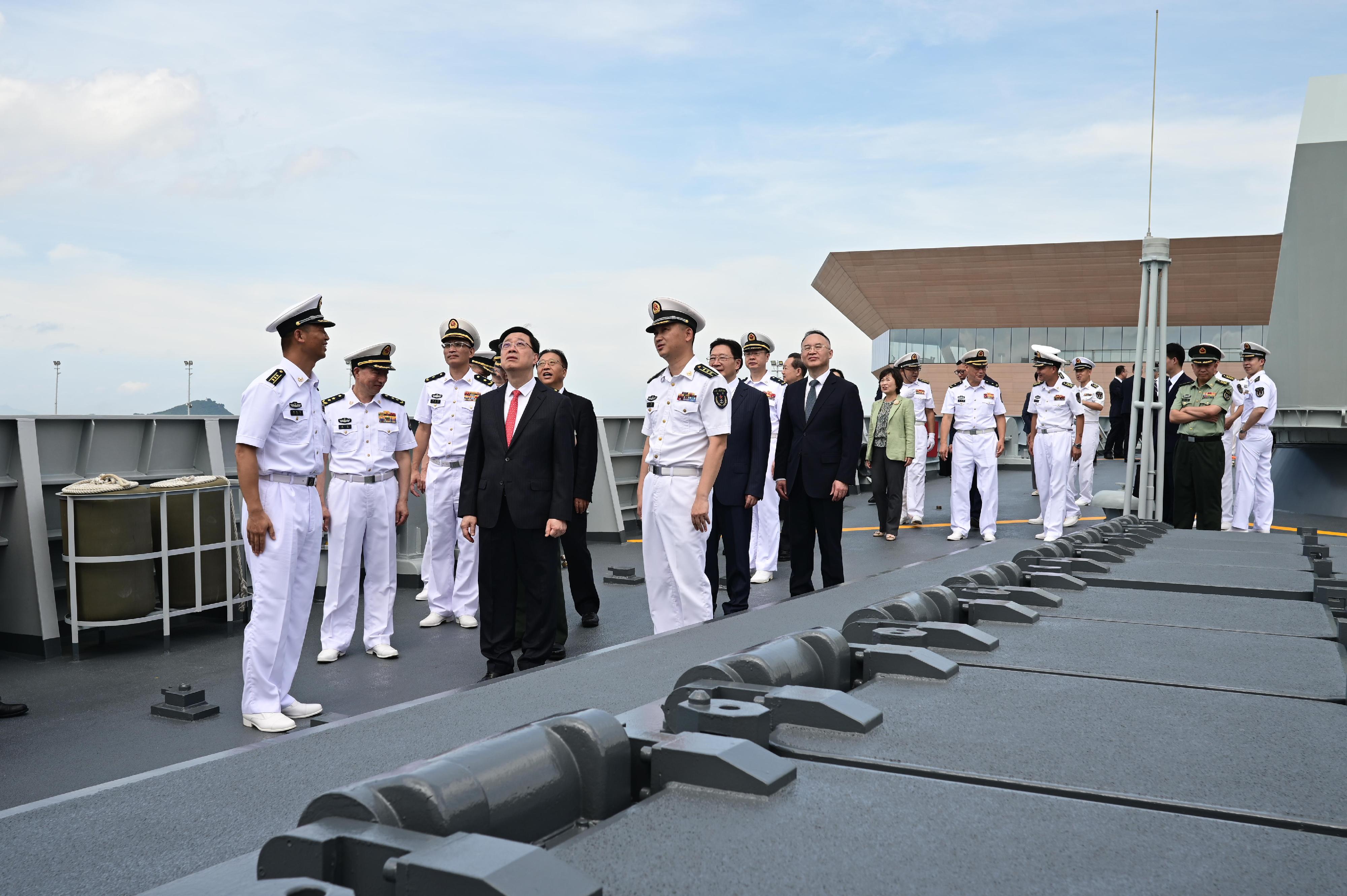 行政長官李家超今日（七月三日）上午在昂船洲軍營出席中國人民解放軍海軍山東艦編隊訪問香港歡迎儀式。圖示李家超（左四）參觀護航艦。