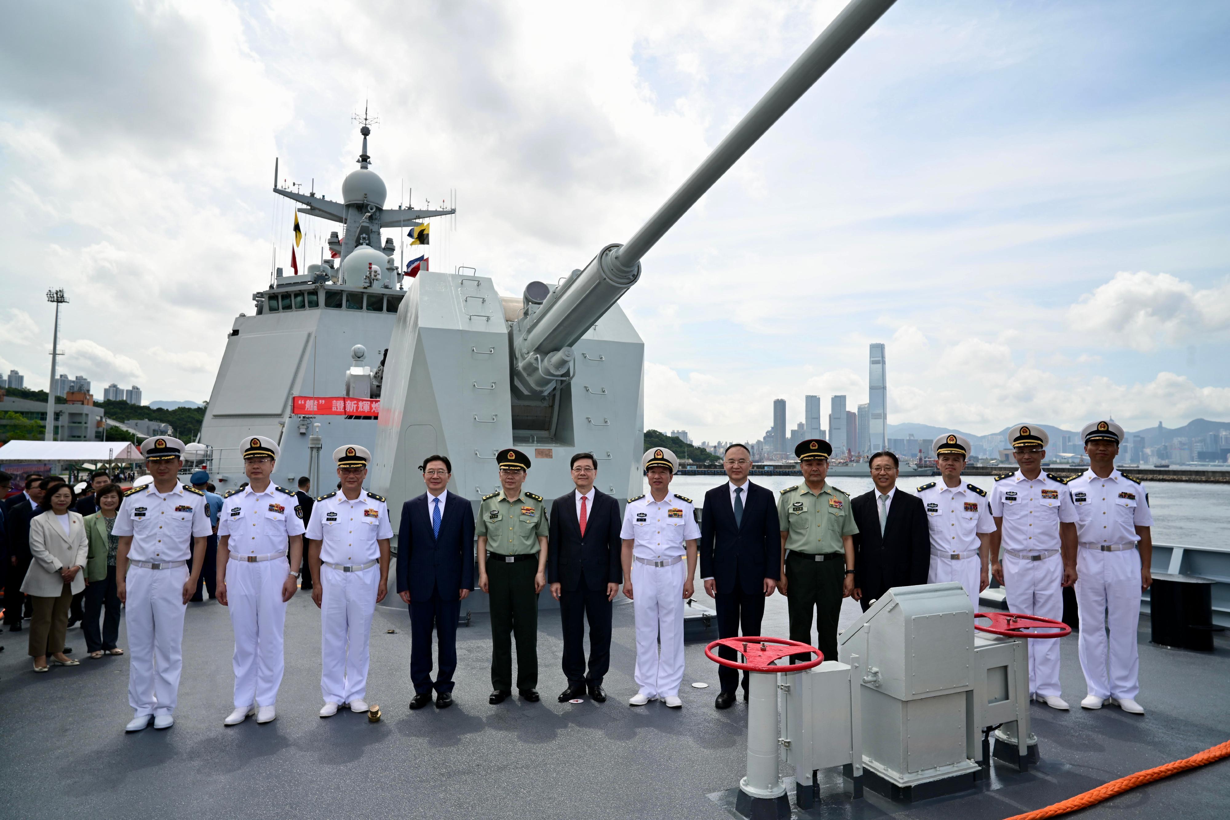 行政長官李家超今日（七月三日）上午在昂船洲軍營出席中國人民解放軍海軍山東艦編隊訪問香港歡迎儀式。圖示（左二起）中國人民解放軍海軍山東艦航母編隊指揮員王澤森海軍少將、中國人民解放軍駐香港部隊政治委員賴如鑫海軍少將、中央人民政府駐香港特別行政區聯絡辦公室主任周霽、中國人民解放軍南部戰區副司令員兼參謀長賈建成中將、李家超、中國人民解放軍海軍副政治委員程堅海軍中將、國務院港澳事務辦公室副主任農融、中國人民解放軍駐香港部隊司令員彭京堂少將、中華人民共和國外交部駐香港特別行政區特派員公署特派員崔建春、中國人民解放軍海軍山東艦航母編隊指揮員楊黎明海軍少將及其他代表在護航艦上合照。