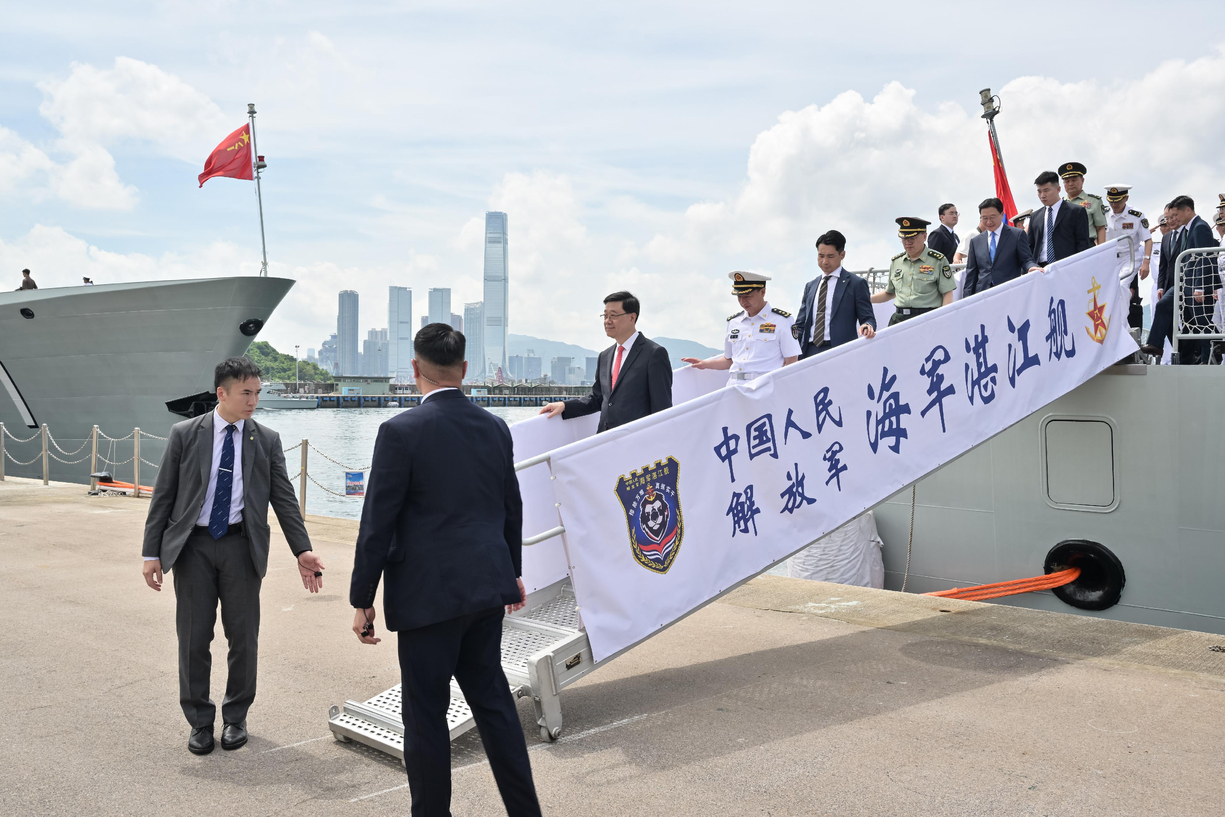 行政長官李家超今日（七月三日）上午在昂船洲軍營出席中國人民解放軍海軍山東艦編隊訪問香港歡迎儀式。圖示李家超（左三）及其他嘉賓參觀護航艦後離開。