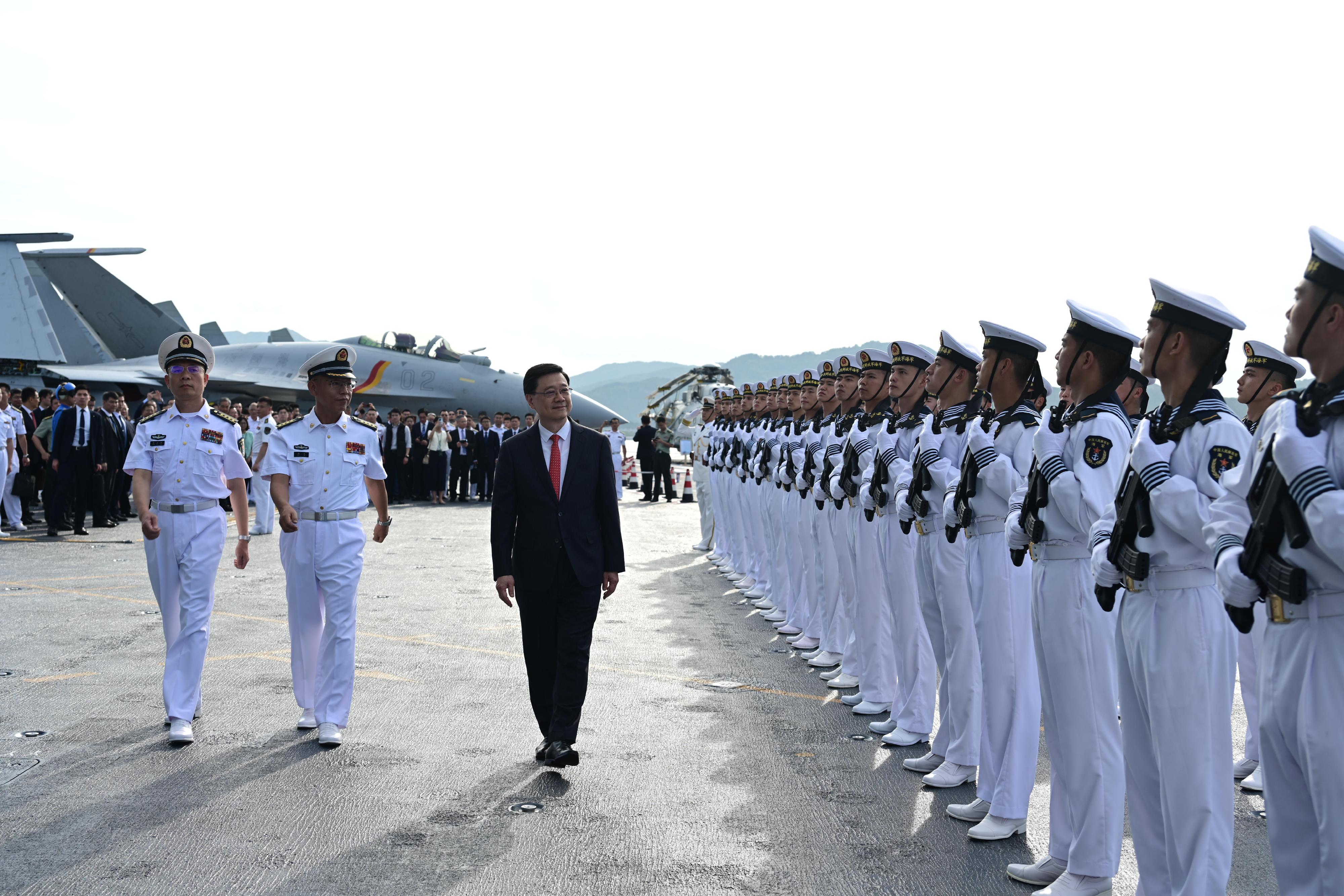 行政長官李家超今日（七月三日）出席中國人民解放軍海軍山東艦航母甲板招待會。圖示李家超（左三）在甲板上檢閱儀仗隊。

