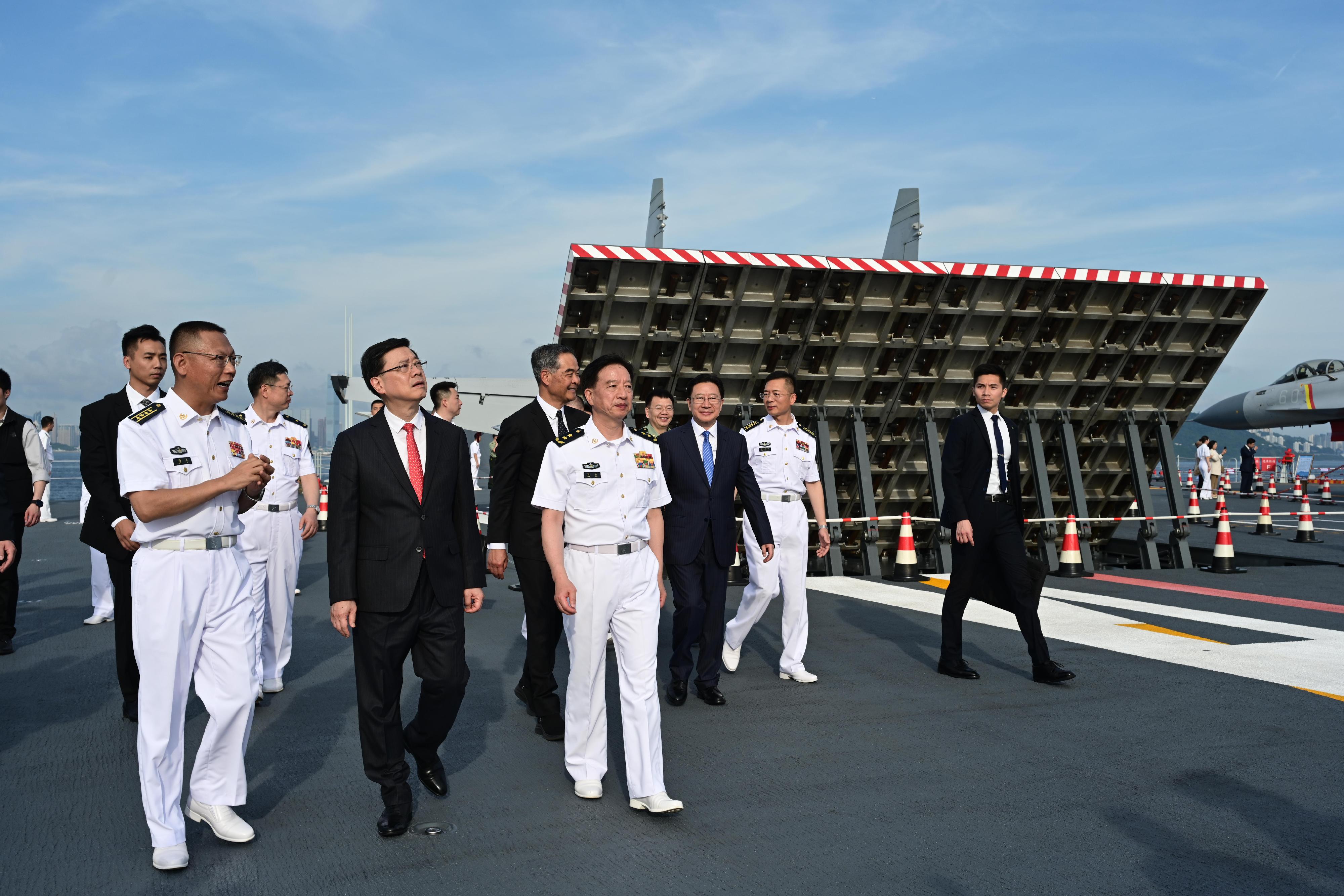 行政長官李家超今日（七月三日）出席中國人民解放軍海軍山東艦航母甲板招待會。圖示李家超（第一排中）參觀山東艦。