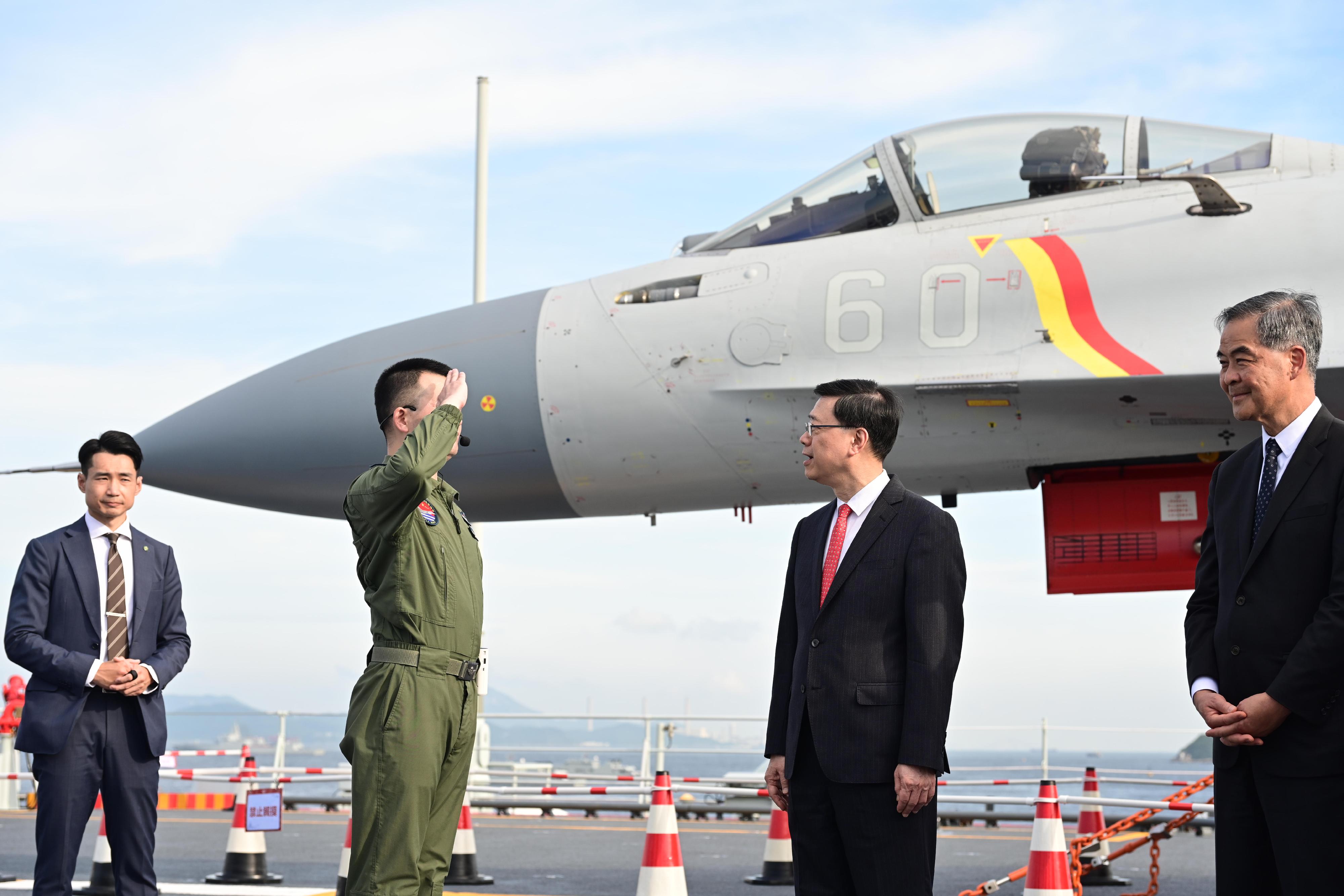 行政長官李家超今日（七月三日）出席中國人民解放軍海軍山東艦航母甲板招待會。圖示李家超（左三）參觀山東艦。