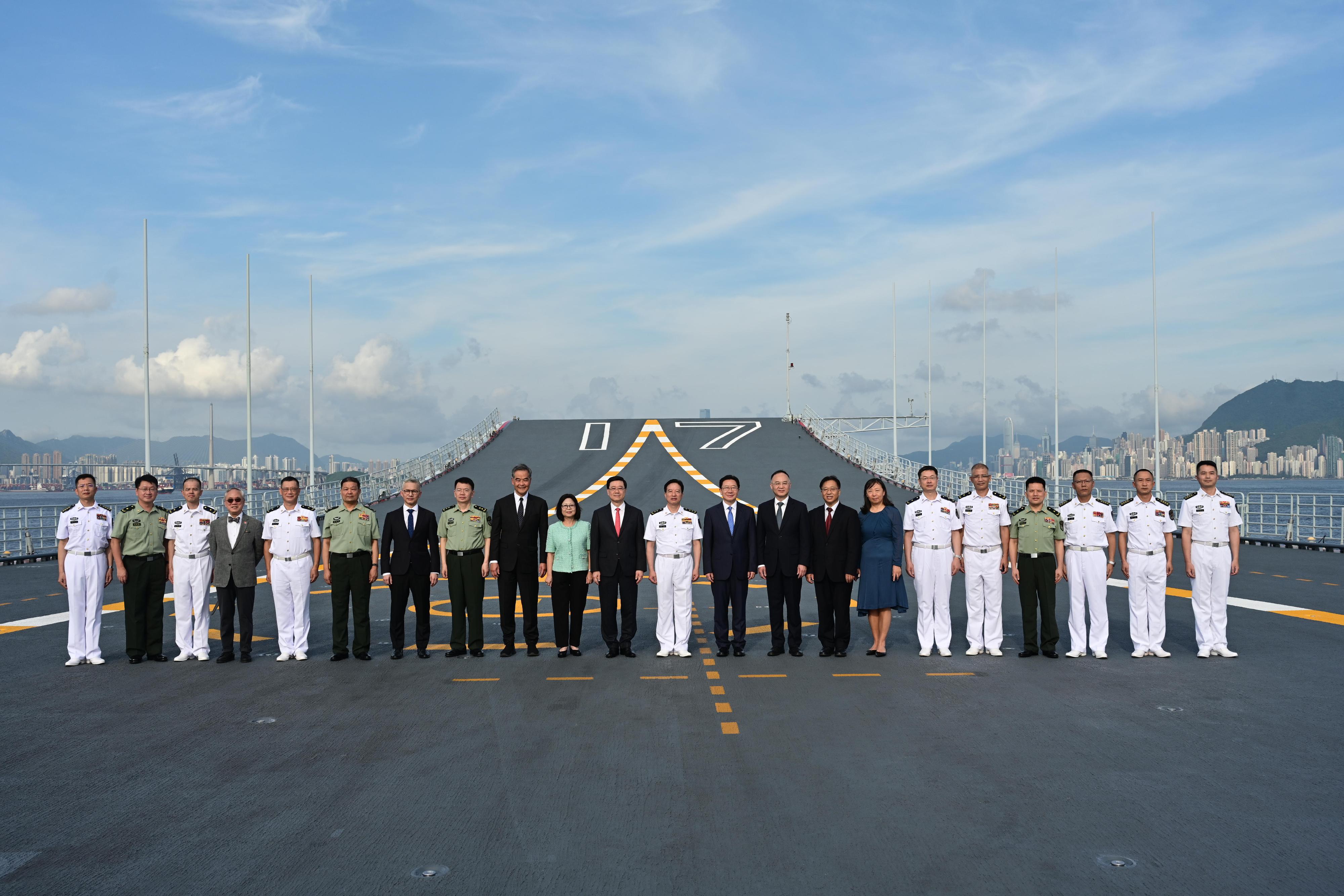 行政長官李家超今日（七月三日）出席中國人民解放軍海軍山東艦航母甲板招待會。圖示（左九起）全國政協副主席梁振英、李家超及其夫人、中國人民解放軍海軍副政治委員程堅海軍中將、中央人民政府駐香港特別行政區聯絡辦公室主任周霽、國務院港澳事務辦公室副主任農融、中華人民共和國外交部駐香港特別行政區特派員公署特派員崔建春及其夫人，以及其他嘉賓參觀山東艦。