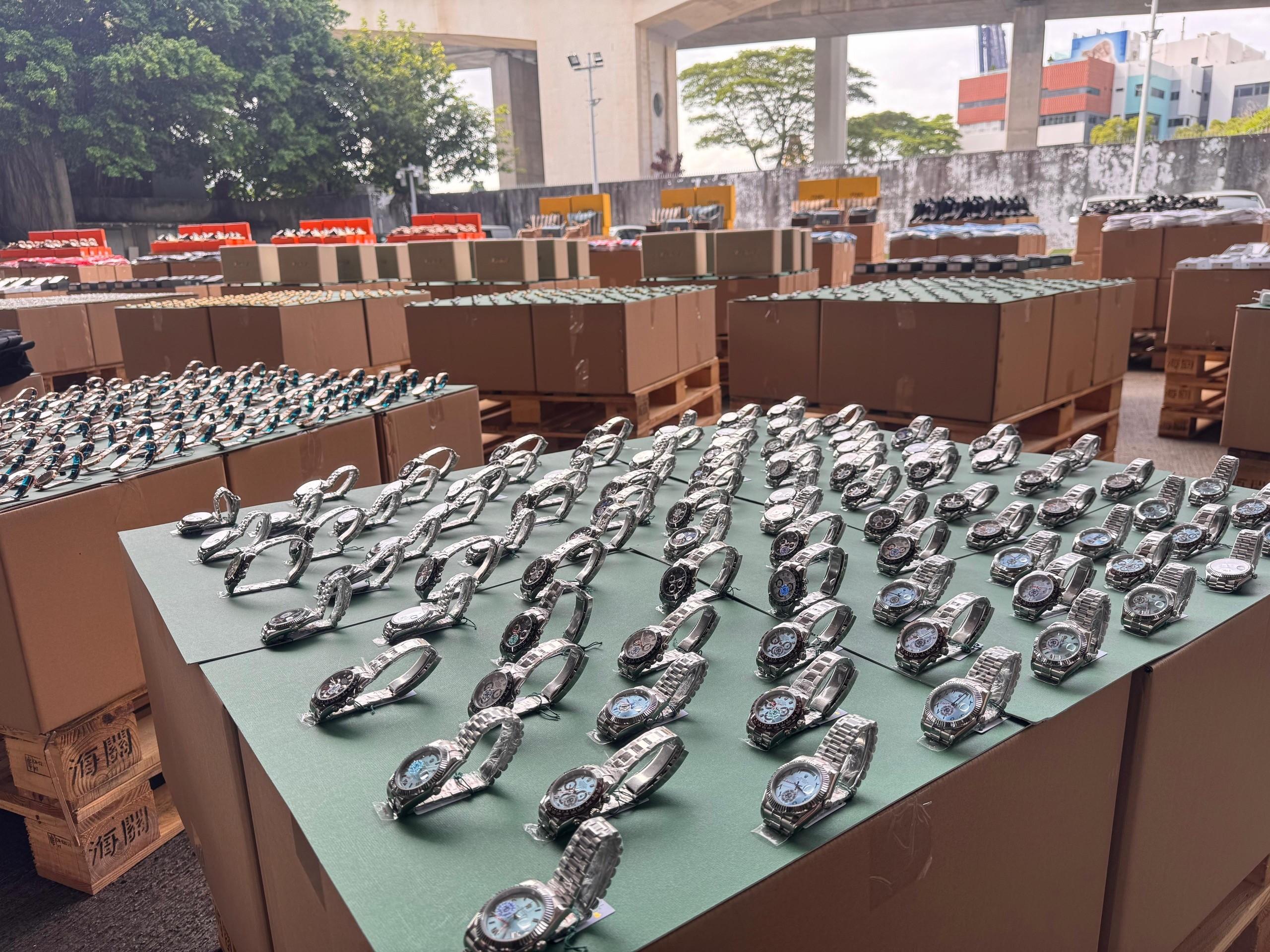香港海關五月二十八日至六月二十七日一連四周採取代號「海盾」的執法行動，打擊以海路跨境轉運及供應本地冒牌和侵權貨物活動。行動中，海關偵破三十六宗相關案件，檢獲約十五萬七千件懷疑冒牌貨物，估計市值逾七千二百萬元。圖示部分檢獲的懷疑冒牌手表。

