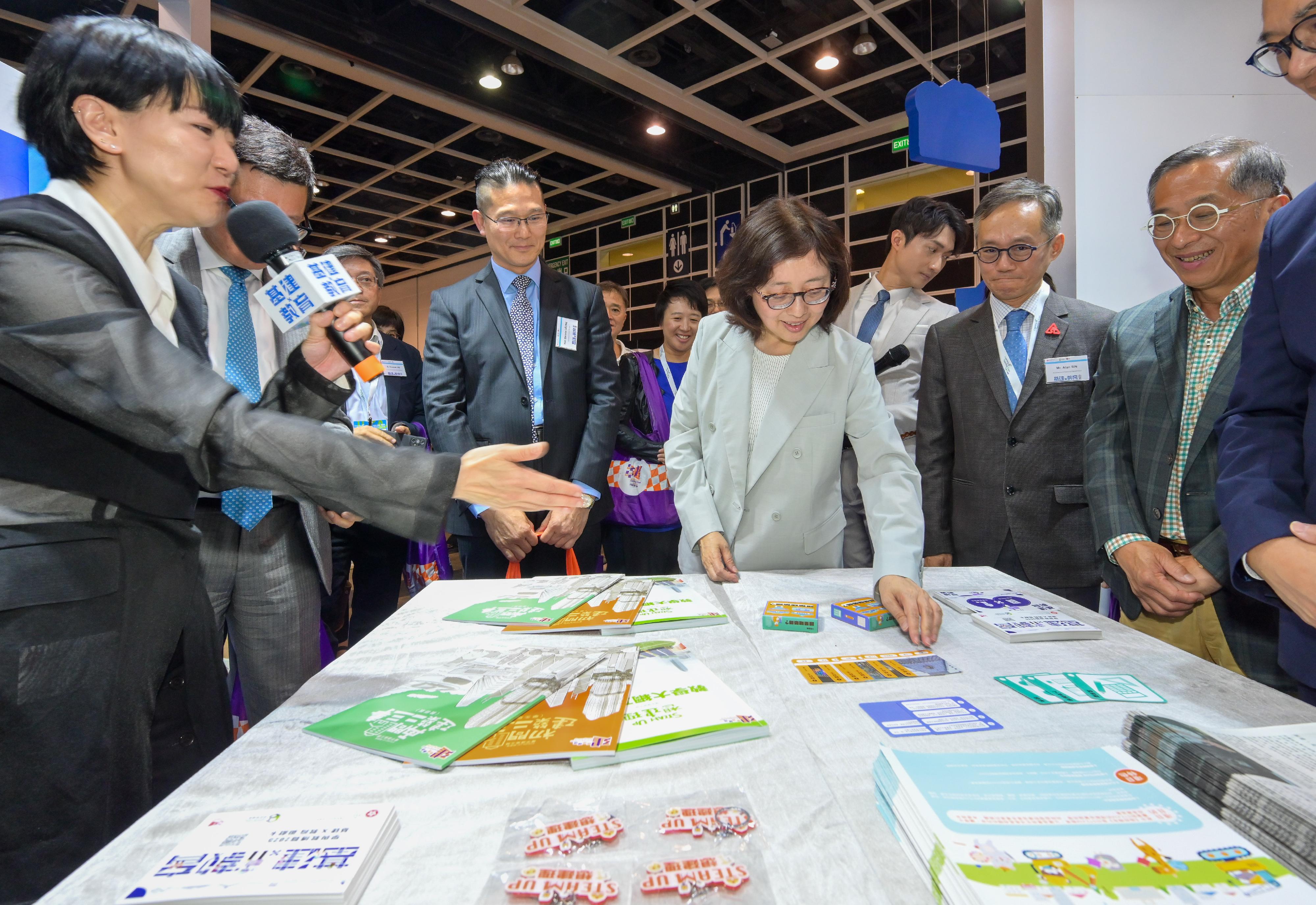 The launching ceremony of the Infrastructure x Education Exhibition and the first phase of achievement of the STEAM UP project, jointly organised by the Development Bureau and the Construction Industry Council, was held today (July 3). Photo shows the Secretary for Development, Ms Bernadette Linn (third right), being briefed on the first set of learning and teaching materials of the STEAM UP project at the exhibition.