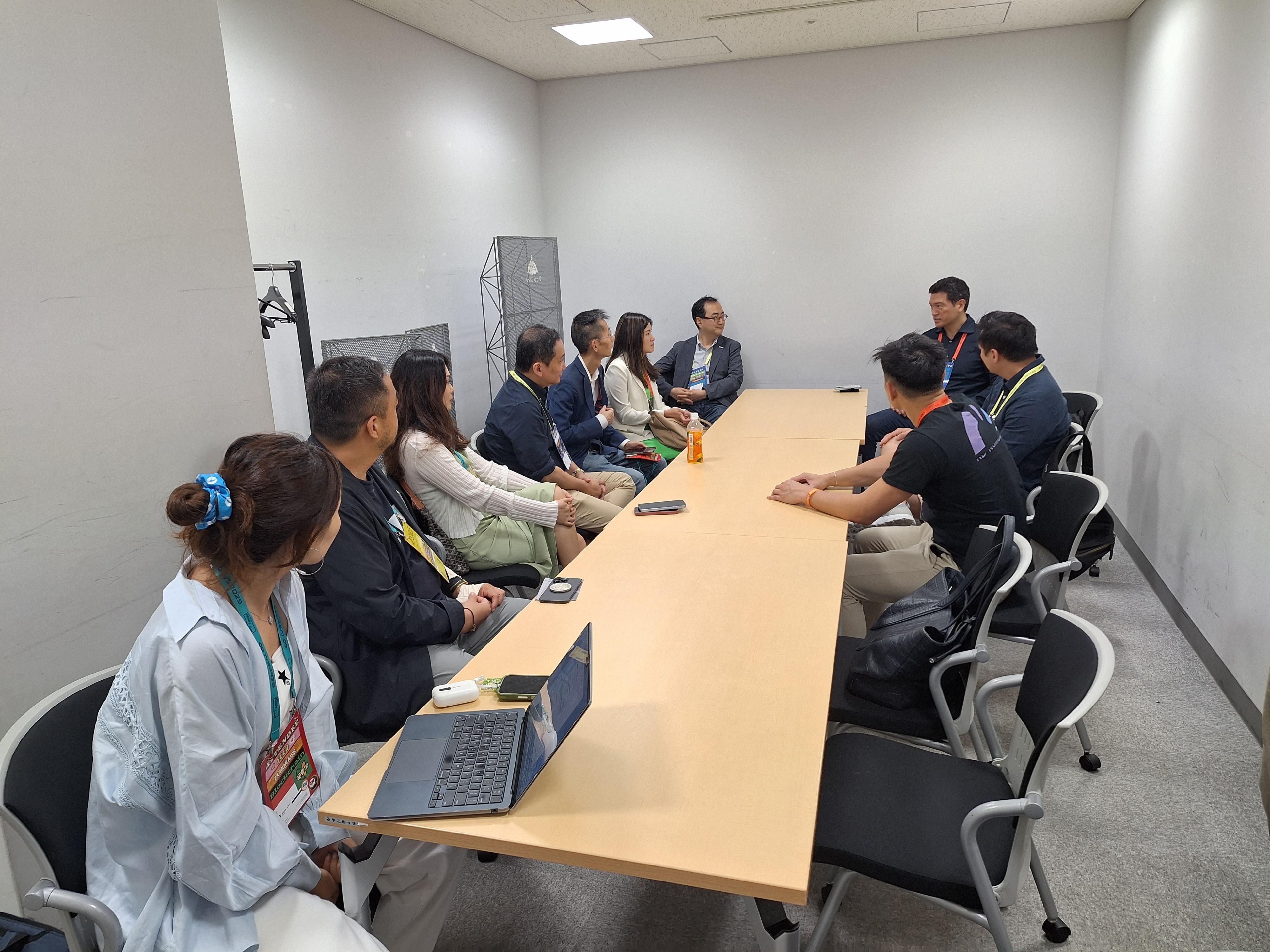 Invest Hong Kong (InvestHK) embarked on a visit to Japan from June 30 to July 4, with stops in Osaka and Kyoto. Photo shows representatives of InvestHK and delegates participating in a meeting with Headline Asia in Kyoto on July 2.