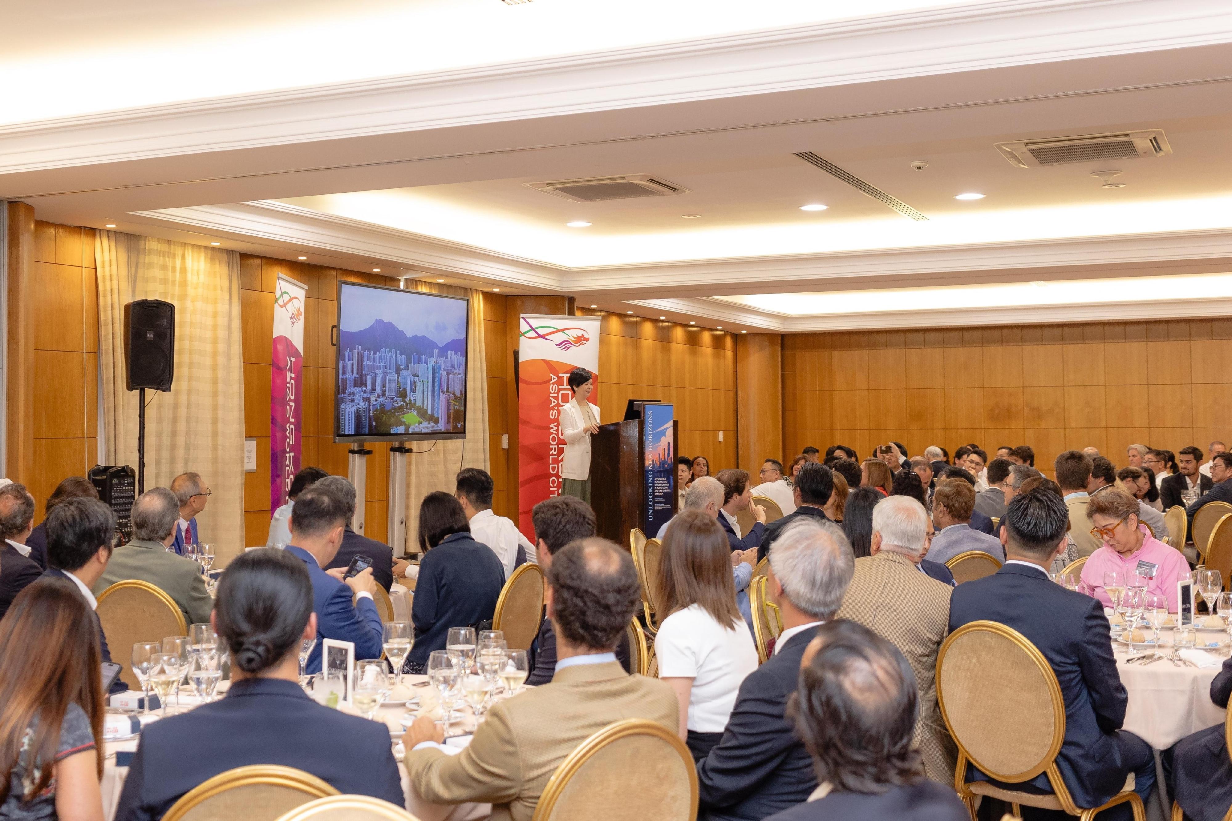 The Secretary for Housing, Ms Winnie Ho, continued her visit to Lisbon, Portugal, yesterday (July 3, Lisbon time) and attended a business luncheon co-organised by the Guangdong-Hong Kong-Macao Greater Bay Area Development Office under the Constitutional and Mainland Affairs Bureau and the Hong Kong Economic and Trade Office in Brussels. Photo shows Ms Ho speaking at the luncheon.