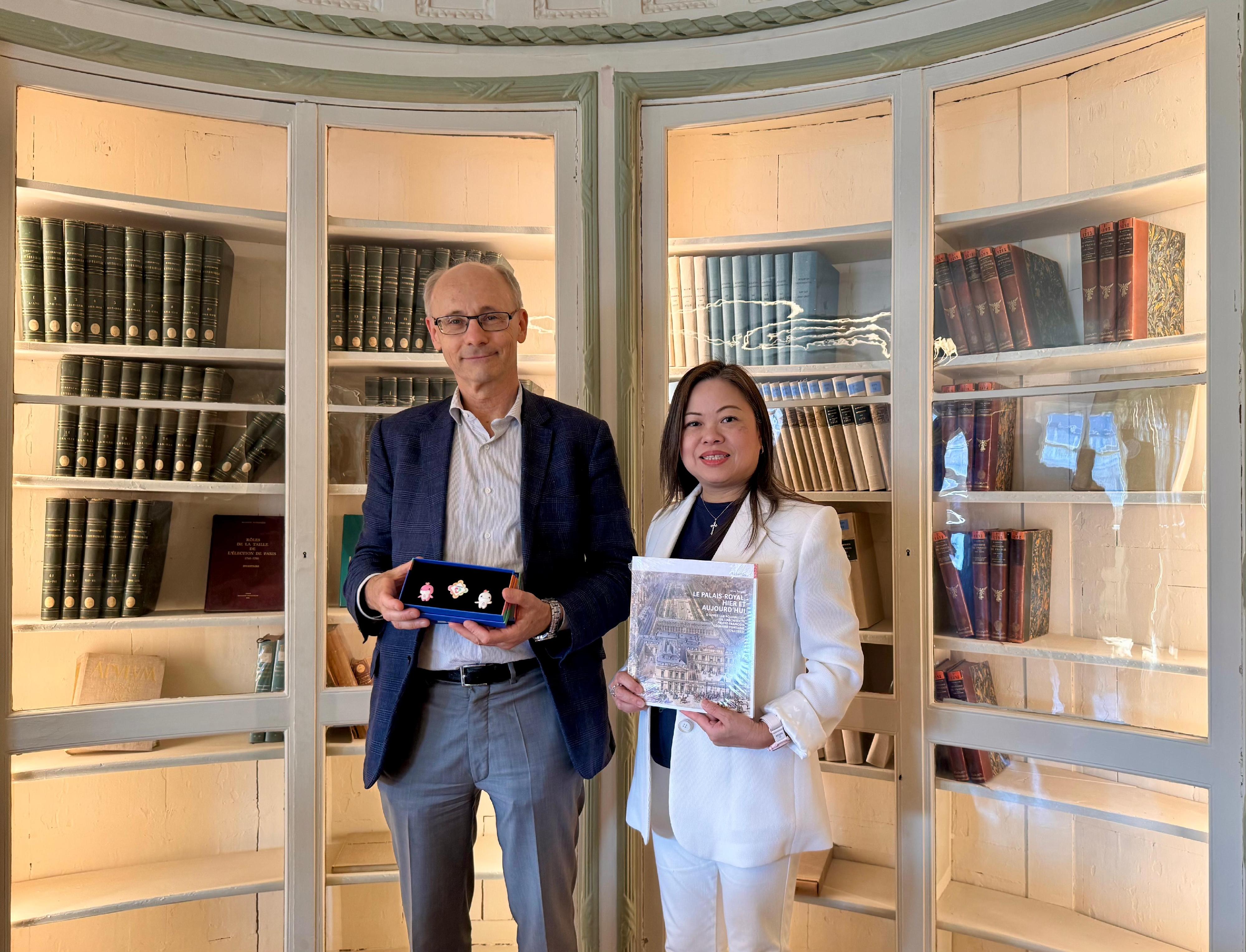 The Secretary for Culture, Sports and Tourism, Miss Rosanna Law, commenced her visit to Paris, France, yesterday (July 3, Paris time). Miss Law (right) met with the Secretary General of the Ministry of Culture of France, Mr Luc Allaire (left), in the afternoon. They exchanged gifts after the meeting.