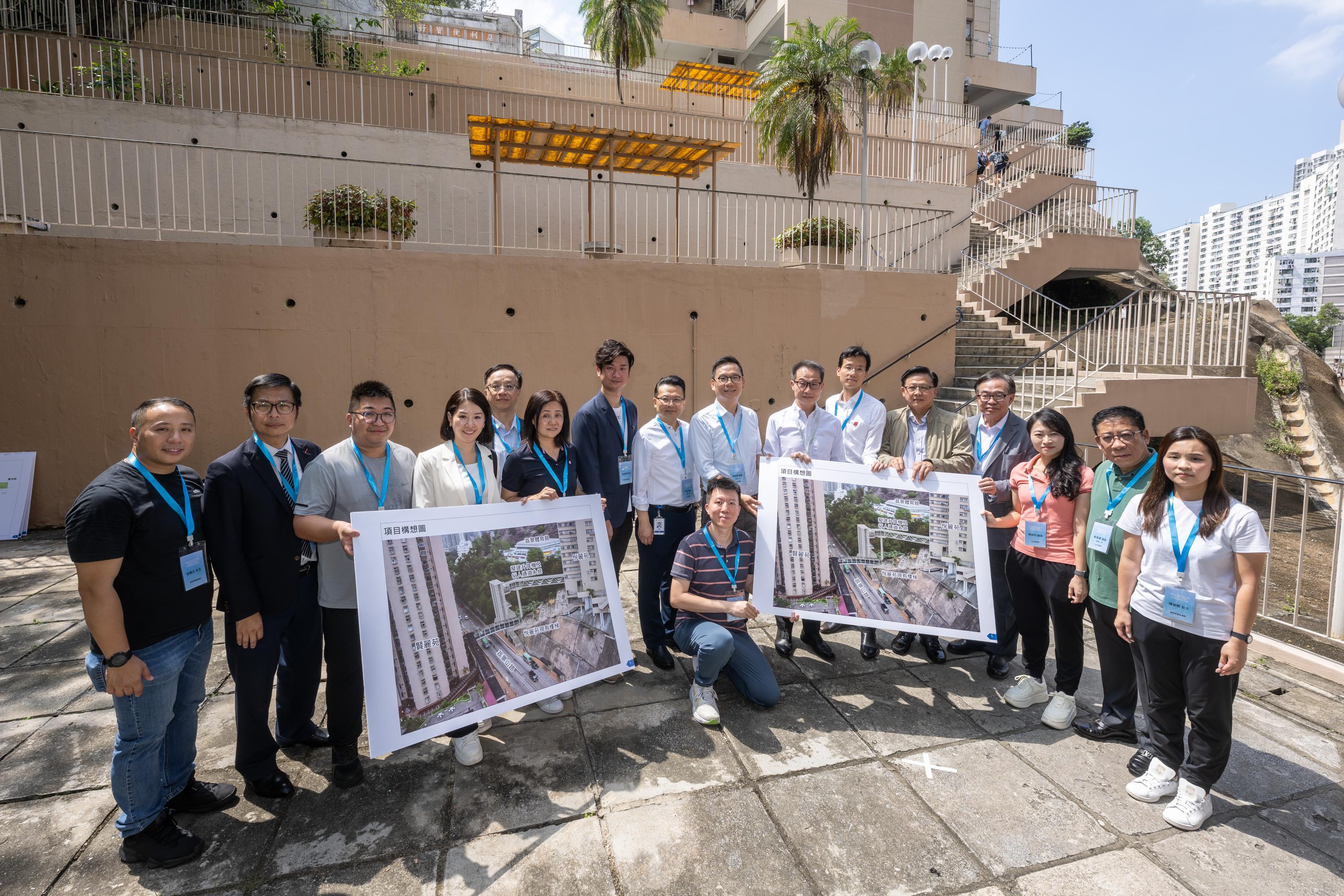The Legislative Council (LegCo) Members and Kwai Tsing District Council (DC) members inspect the proposed lift and pedestrian walkway system between Lai King Hill Road and Lai Cho Road today (July 4) to follow up on the issue of enhancing barrier-free facilities in Kwai Tsing. Photo shows LegCo Members and Kwai Tsing DC members with representatives of the Transport and Logistics Bureau, the Highways Department, the Transport Department and the Kwai Tsing District Office at Lai King Hill Road footbridge.