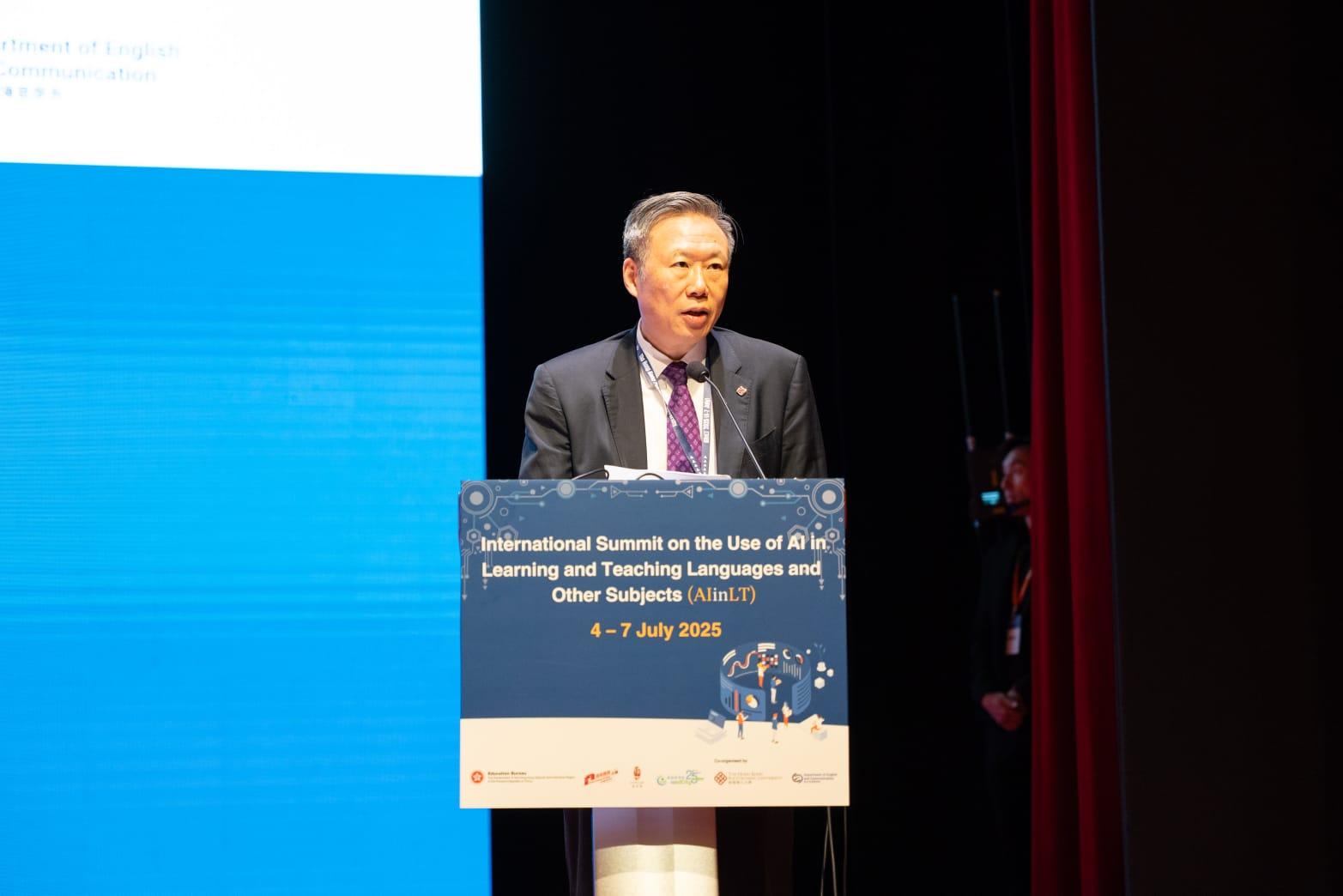 The International Summit on the Use of AI in Learning and Teaching Languages and Other Subjects, a flagship event of the first Digital Education Week co-organised by the Education Bureau, the Standing Committee on Language Education and Research, the Hong Kong Polytechnic University (PolyU) and the Hong Kong Education City, was officially launched today (July 4). Photo shows the President of PolyU, Professor Teng Jinguang, speaking at the opening ceremony.