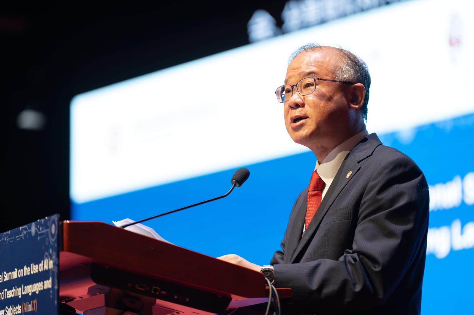The International Summit on the Use of AI in Learning and Teaching Languages and Other Subjects, a flagship event of the first Digital Education Week co-organised by the Education Bureau, the Standing Committee on Language Education and Research, the Hong Kong Polytechnic University and the Hong Kong Education City (EdCity), was officially launched today (July 4). Photo shows the Chairman of the Board of Directors of EdCity, Mr Armstrong Lee, speaking at the opening ceremony.