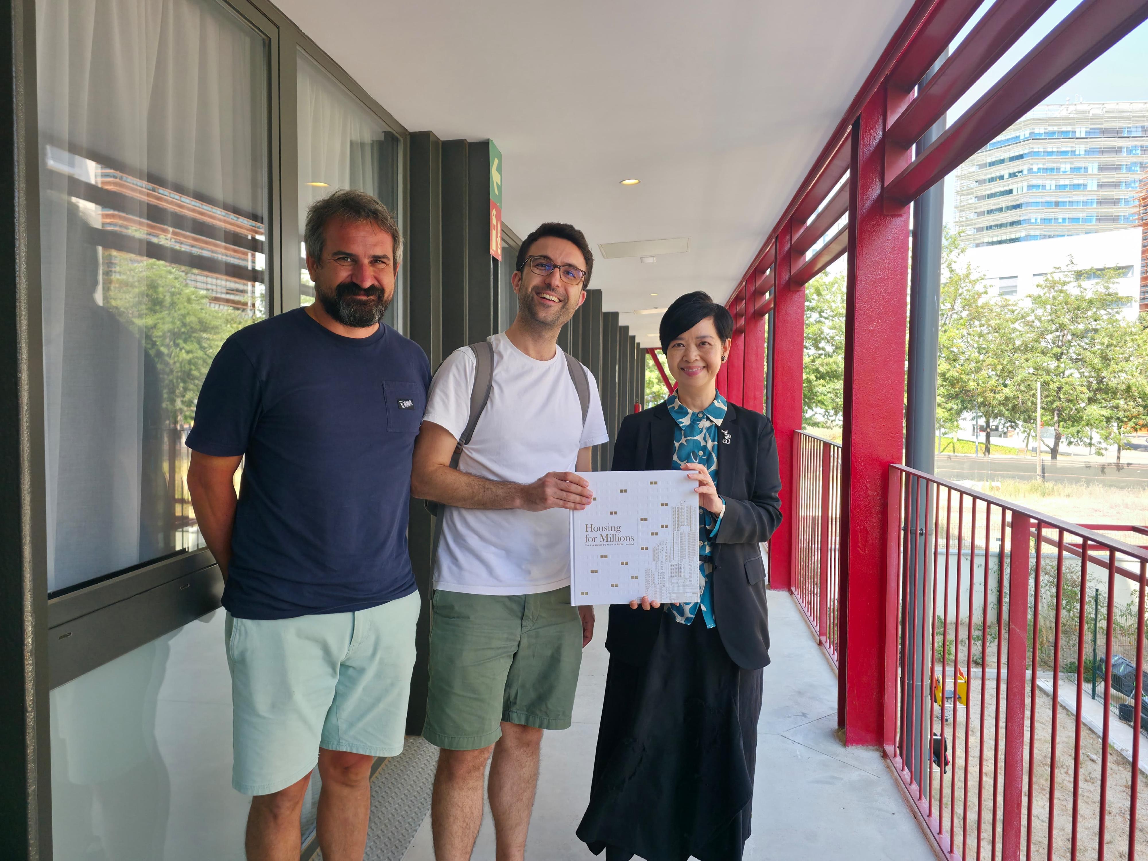 房屋局局長何永賢昨日（巴塞羅那時間七月四日）展開西班牙巴塞羅那的訪問行程。圖示何永賢（右）參觀一個由貨櫃改裝而成的社會房屋項目APROP-Glòries，為有需要市民提供臨時居所。