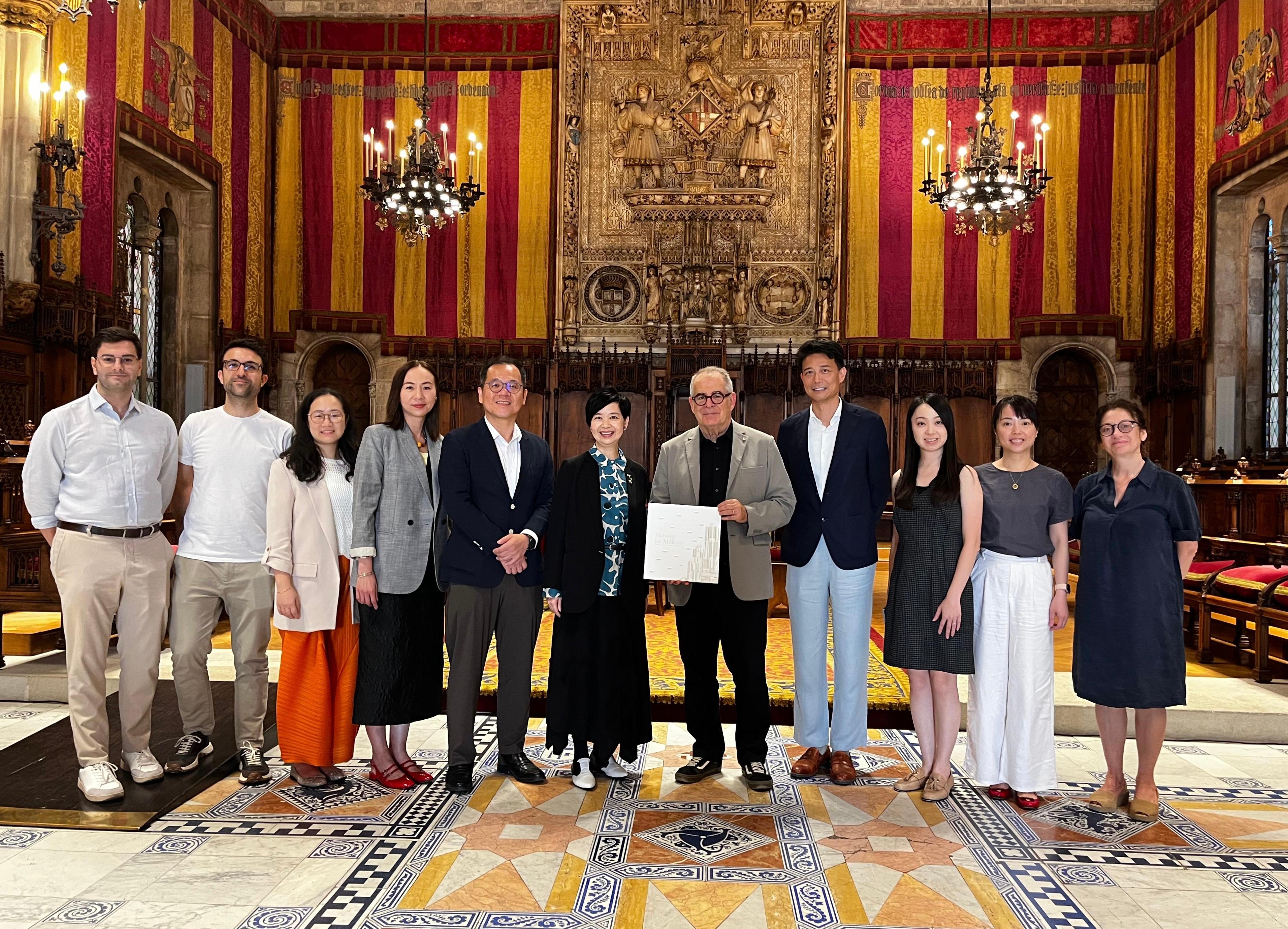 The Secretary for Housing, Ms Winnie Ho, commenced her visit to Barcelona, Spain, yesterday (July 4, Barcelona time). Photo shows Ms Ho (centre) meeting with Deputy Mayor of Barcelona Mr Jordi Valls Riera (fifth right), who oversees housing policies, economic affairs and tourism matters, to exchange views on areas such as housing policies and construction technologies.

