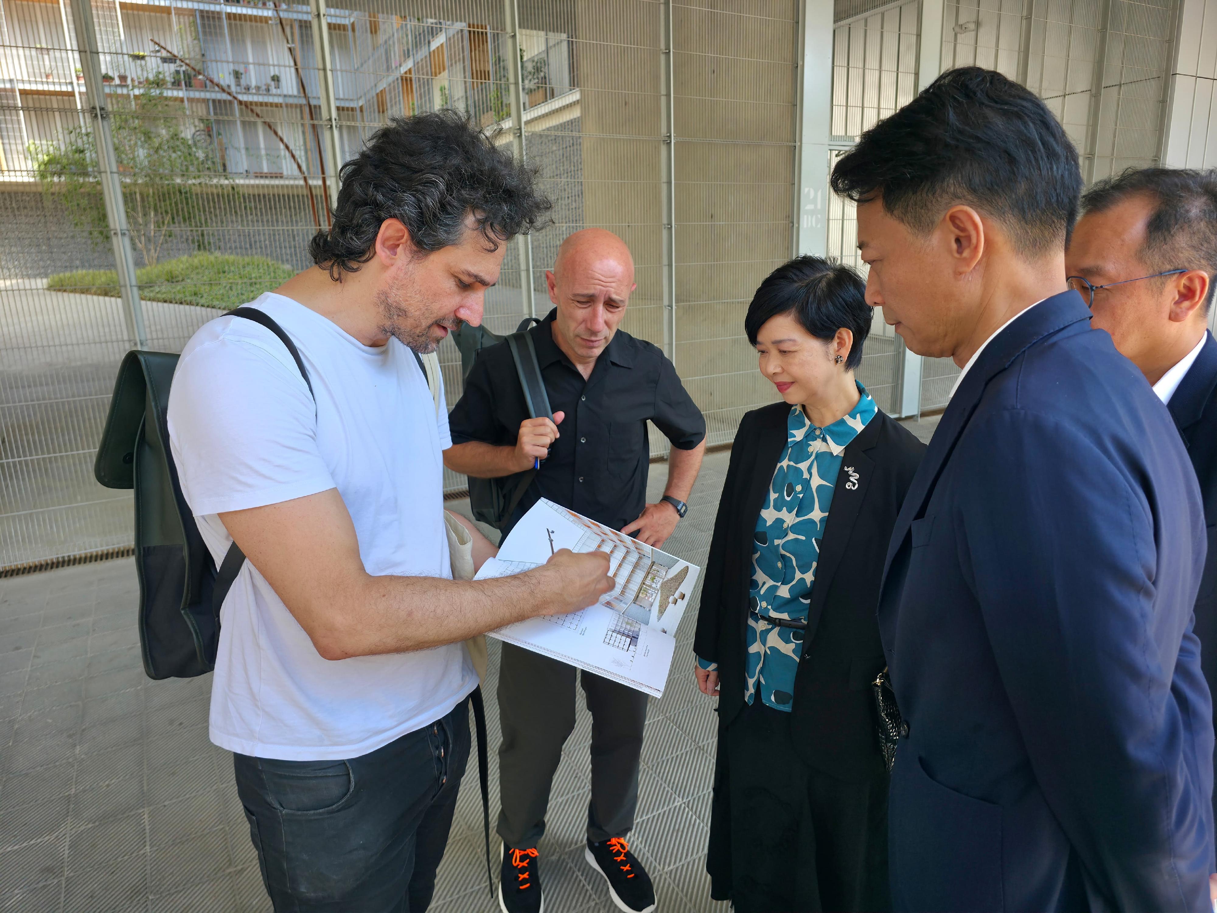The Secretary for Housing, Ms Winnie Ho, commenced her visit to Barcelona, Spain, yesterday (July 4, Barcelona time). Photo shows Ms Ho (centre) visiting a social housing project, Modulus Matrix: 85 Social Housing.
