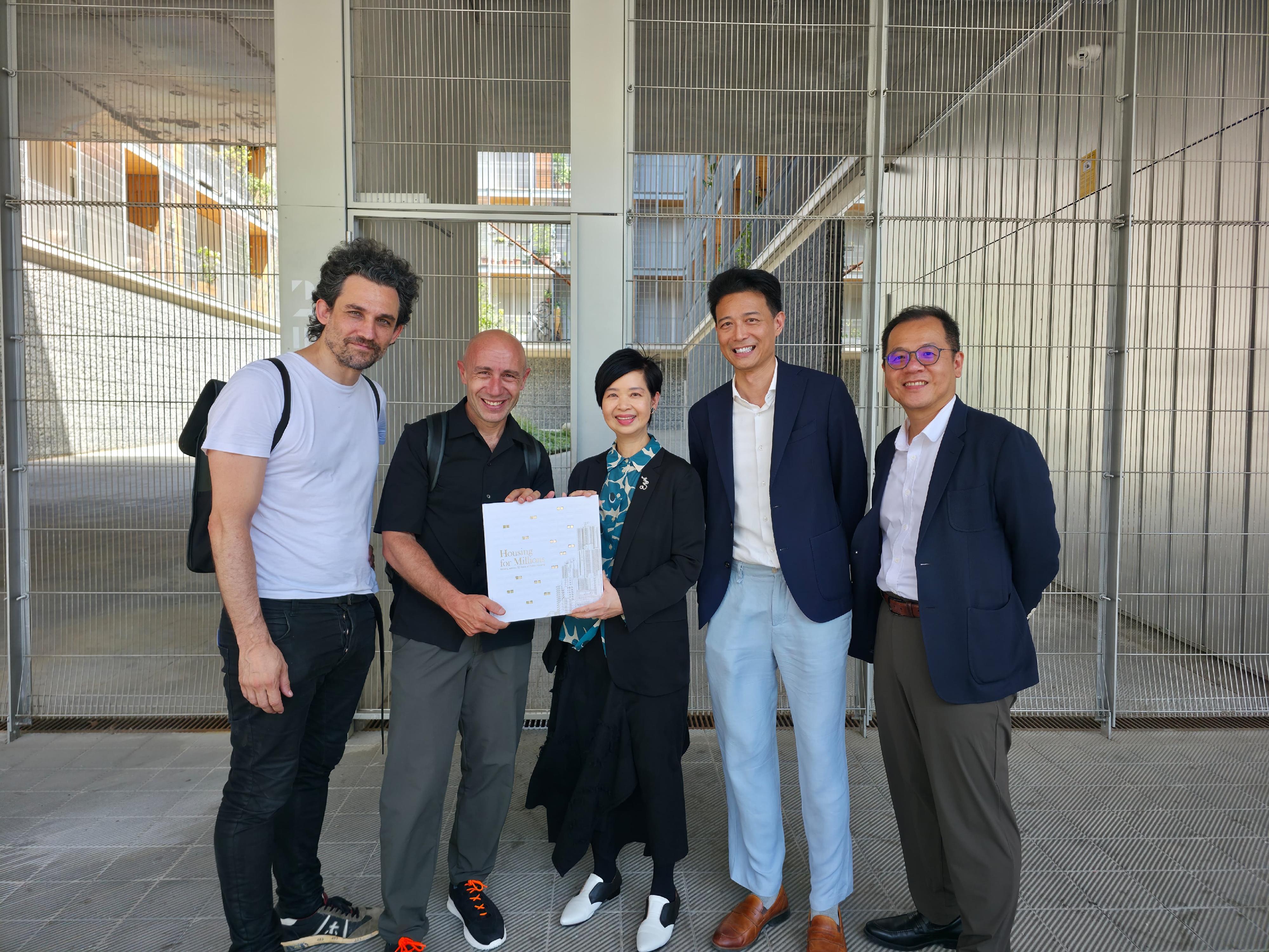 The Secretary for Housing, Ms Winnie Ho, commenced her visit to Barcelona, Spain, yesterday (July 4, Barcelona time). Photo shows Ms Ho (centre) visiting a social housing project, Modulus Matrix: 85 Social Housing.
