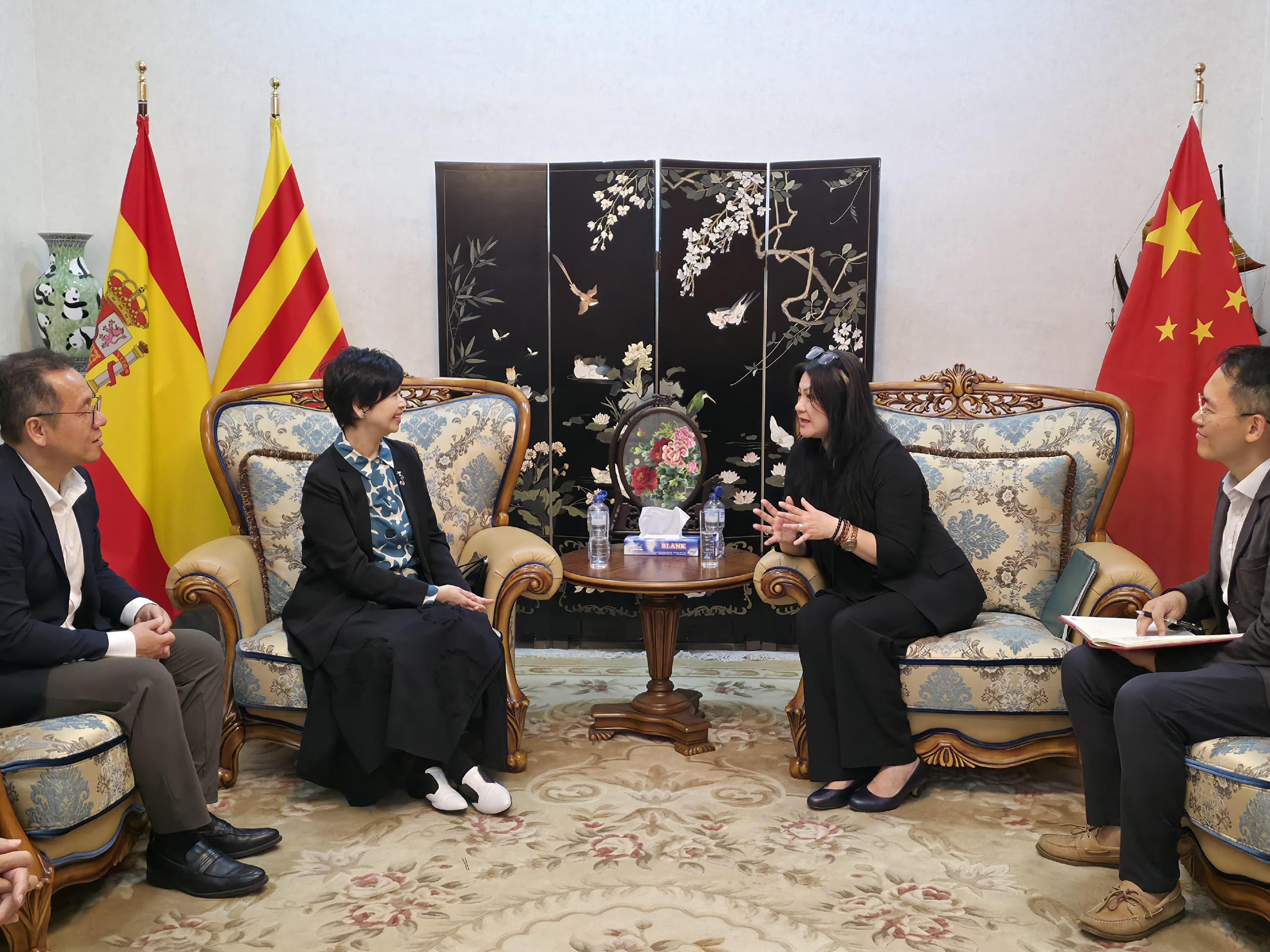 The Secretary for Housing, Ms Winnie Ho, commenced her visit to Barcelona, Spain, yesterday (July 4, Barcelona time). Photo shows Ms Ho (second left) paying a courtesy call on the Consul General of the People's Republic of China in Barcelona, Ms Meng Yuhong (second right), to share with her various housing initiatives being implemented by the Housing Bureau, which included promoting the development of housing construction technologies by leveraging the strengths of the Mainland cities of the Guangdong-Hong Kong-Macao Greater Bay Area.