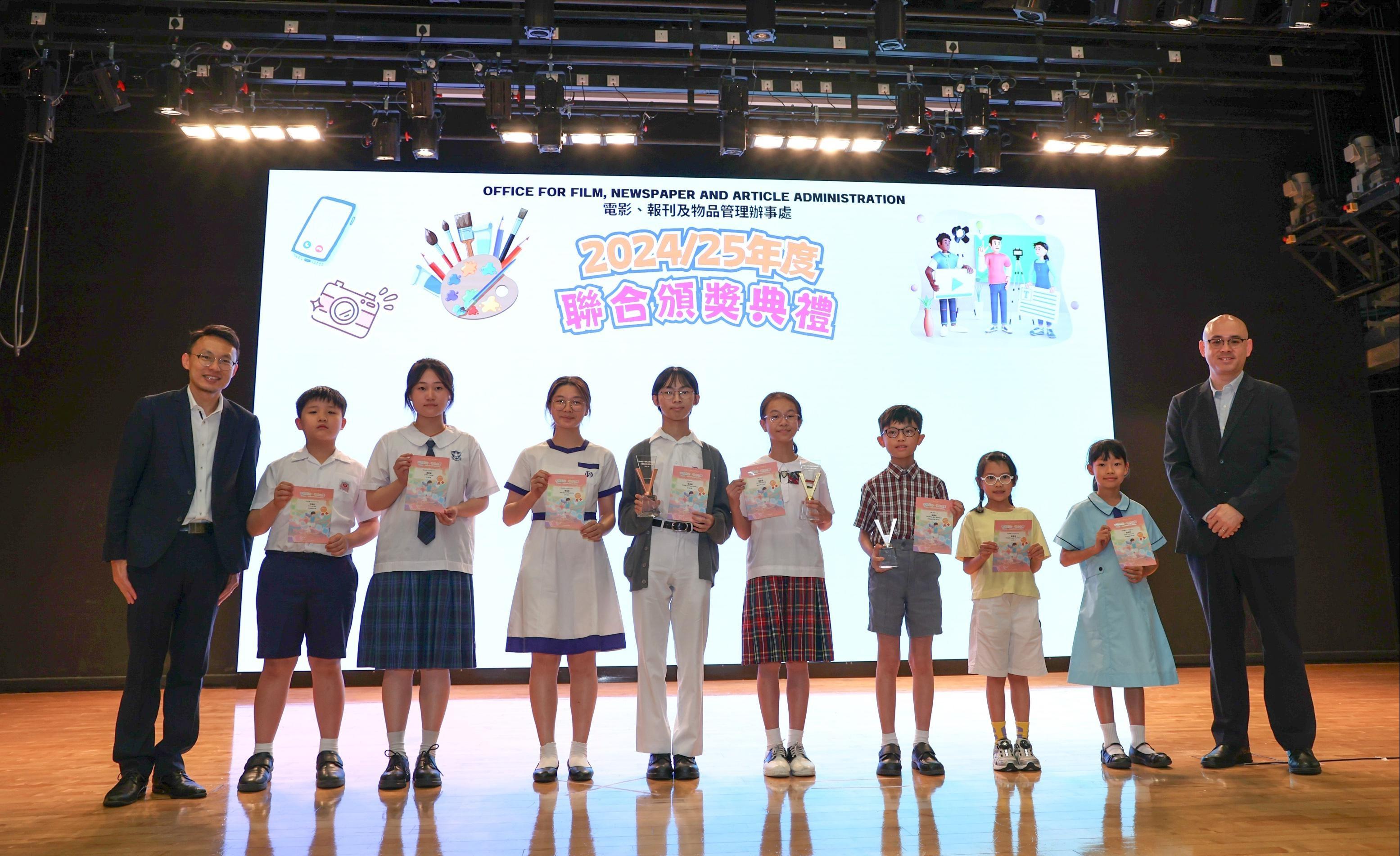 電影、報刊及物品管理辦事處今日（七月五日）就「健康學生短片大賽2025」、「《淫褻及不雅物品管制條例》口號創作及填色比賽 2024-25」及「健康貼圖設計大賽」舉行頒獎典禮。圖示「《淫褻及不雅物品管制條例》口號創作及填色比賽2024-25」得獎者與嘉賓合照。