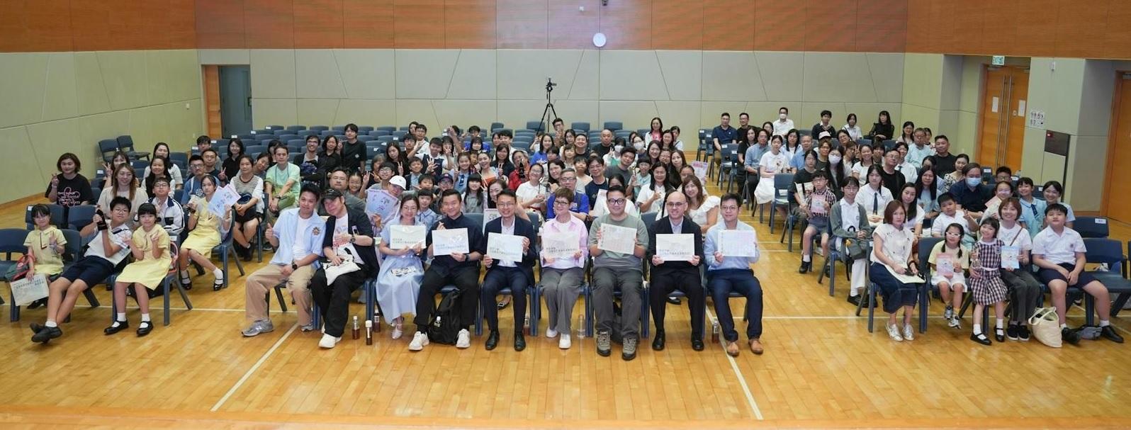 電影、報刊及物品管理辦事處今日（七月五日）就「健康學生短片大賽2025」、「《淫褻及不雅物品管制條例》口號創作及填色比賽2024-25」及「健康貼圖設計大賽」舉行頒獎典禮。圖示得獎者與嘉賓合照。