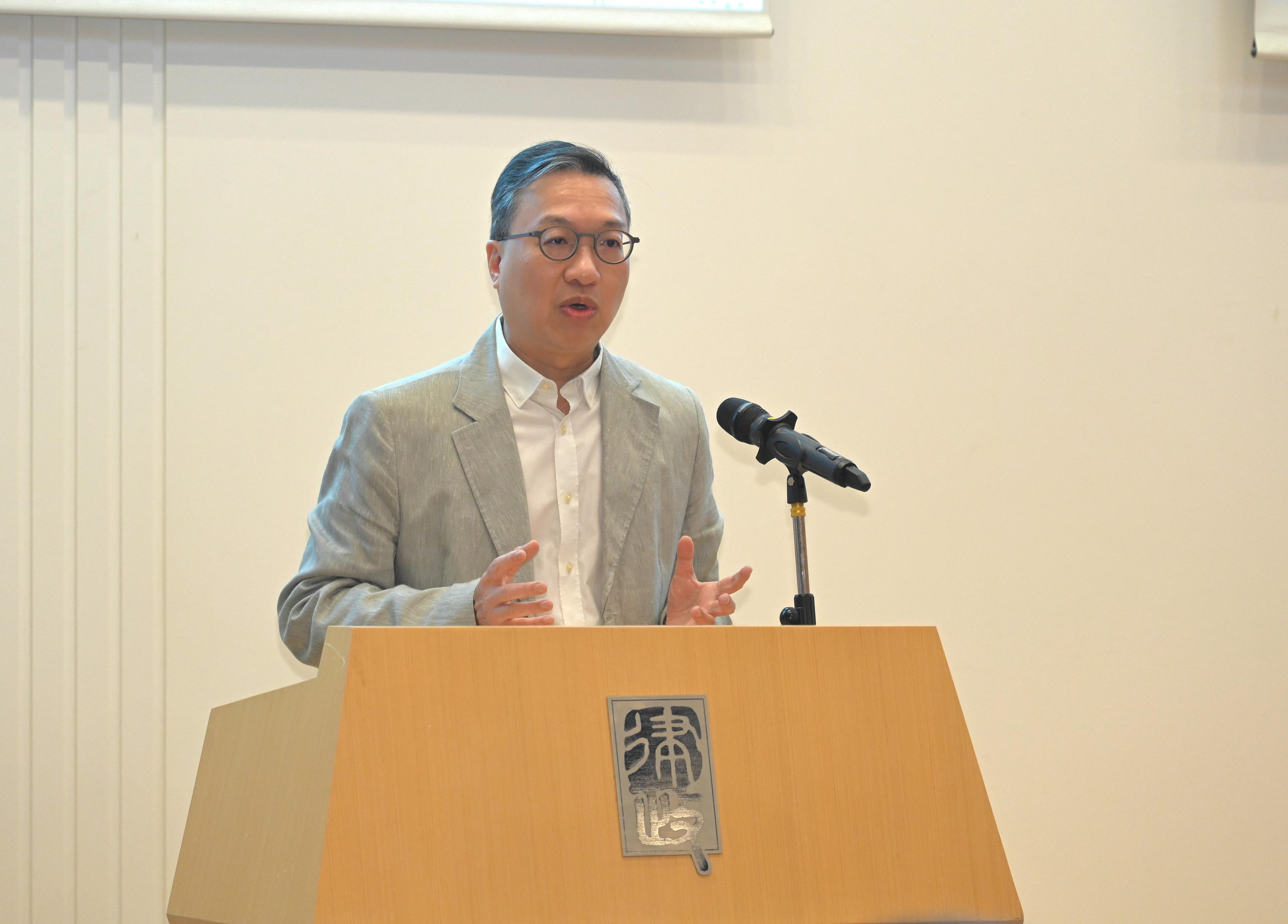 律政司今日（七月五日）正式開展第三階段的「傳承共建　法治社會」法治教育領袖培訓計劃基礎課程。圖示律政司司長林定國資深大律師為活動開課致辭。