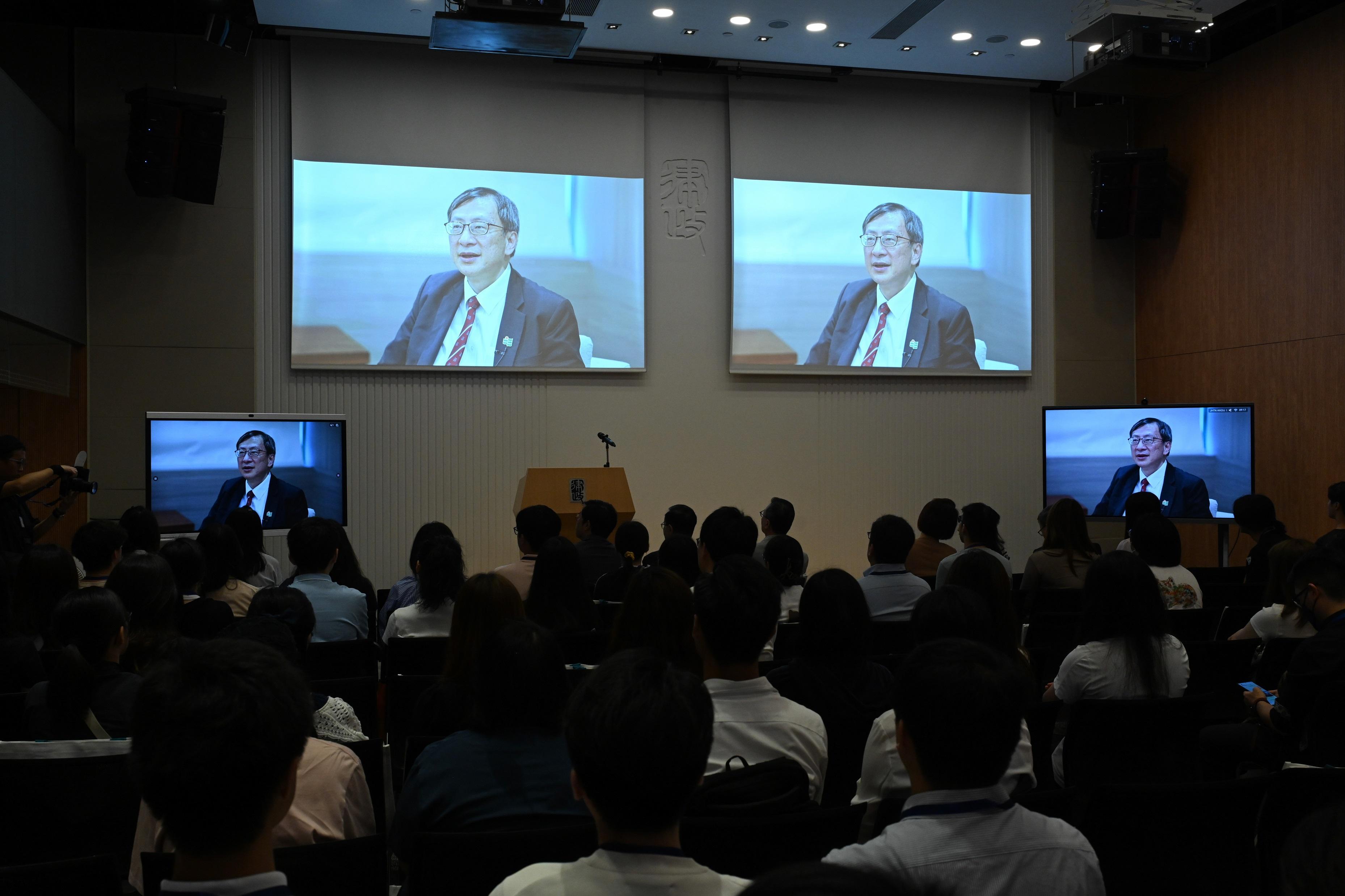 律政司今日（七月五日）正式開展第三階段的「傳承共建　法治社會」法治教育領袖培訓計劃基礎課程。圖示香港教育大學校長李子建教授透過視像為活動開課致辭。