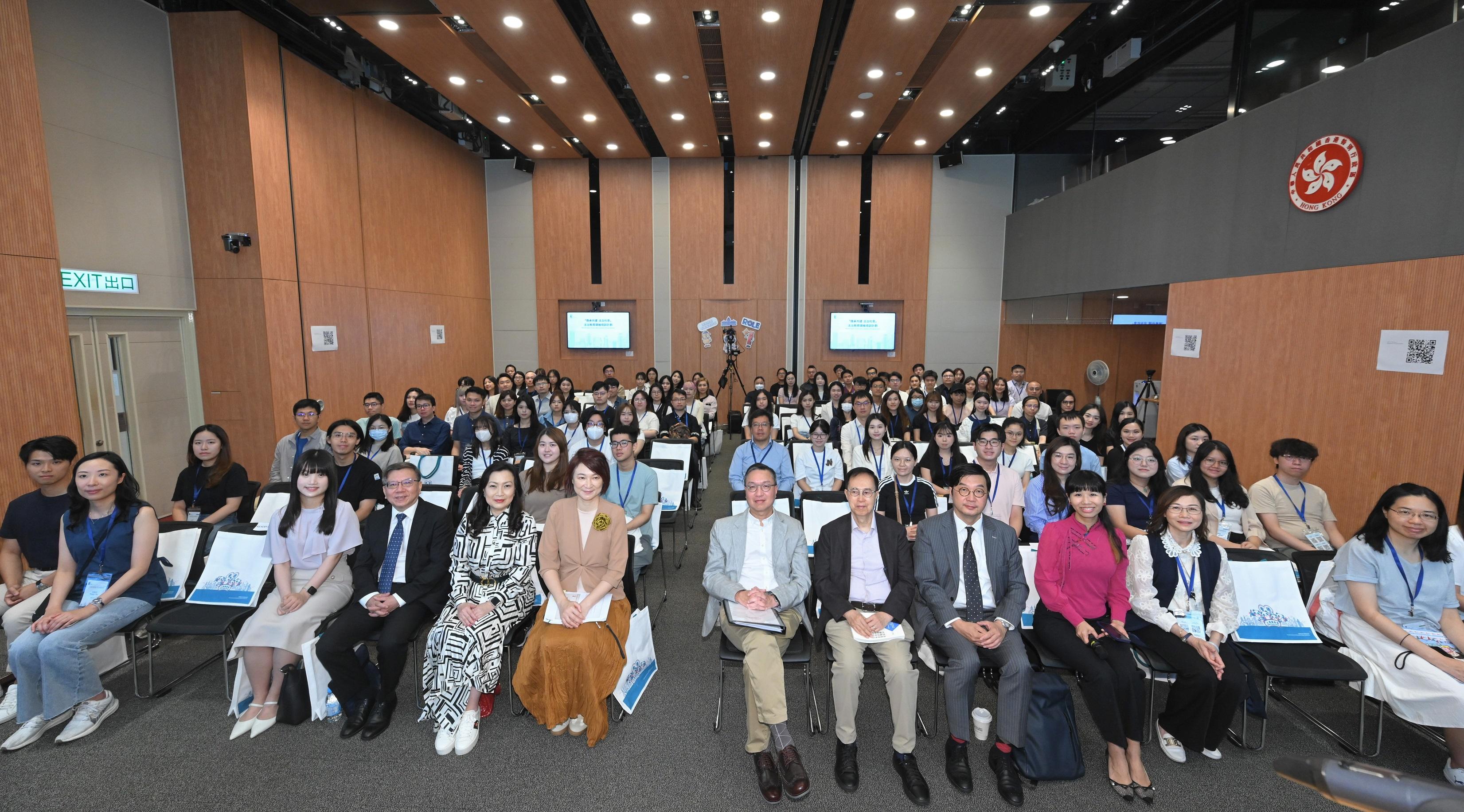律政司今日（七月五日）正式開展第三階段的「傳承共建　法治社會」法治教育領袖培訓計劃基礎課程。圖示律政司司長林定國資深大律師（第一排右六）、法治教育督導委員會成員暨課程和教材設計工作小組主席、終審法院非常任法官陳兆愷（第一排右五）、第十四屆全國人民代表大會常務委員會委員、立法會議員李慧琼博士（第一排左六）、立法會議員簡慧敏（第一排左五）及其他嘉賓和學員在課程合照。