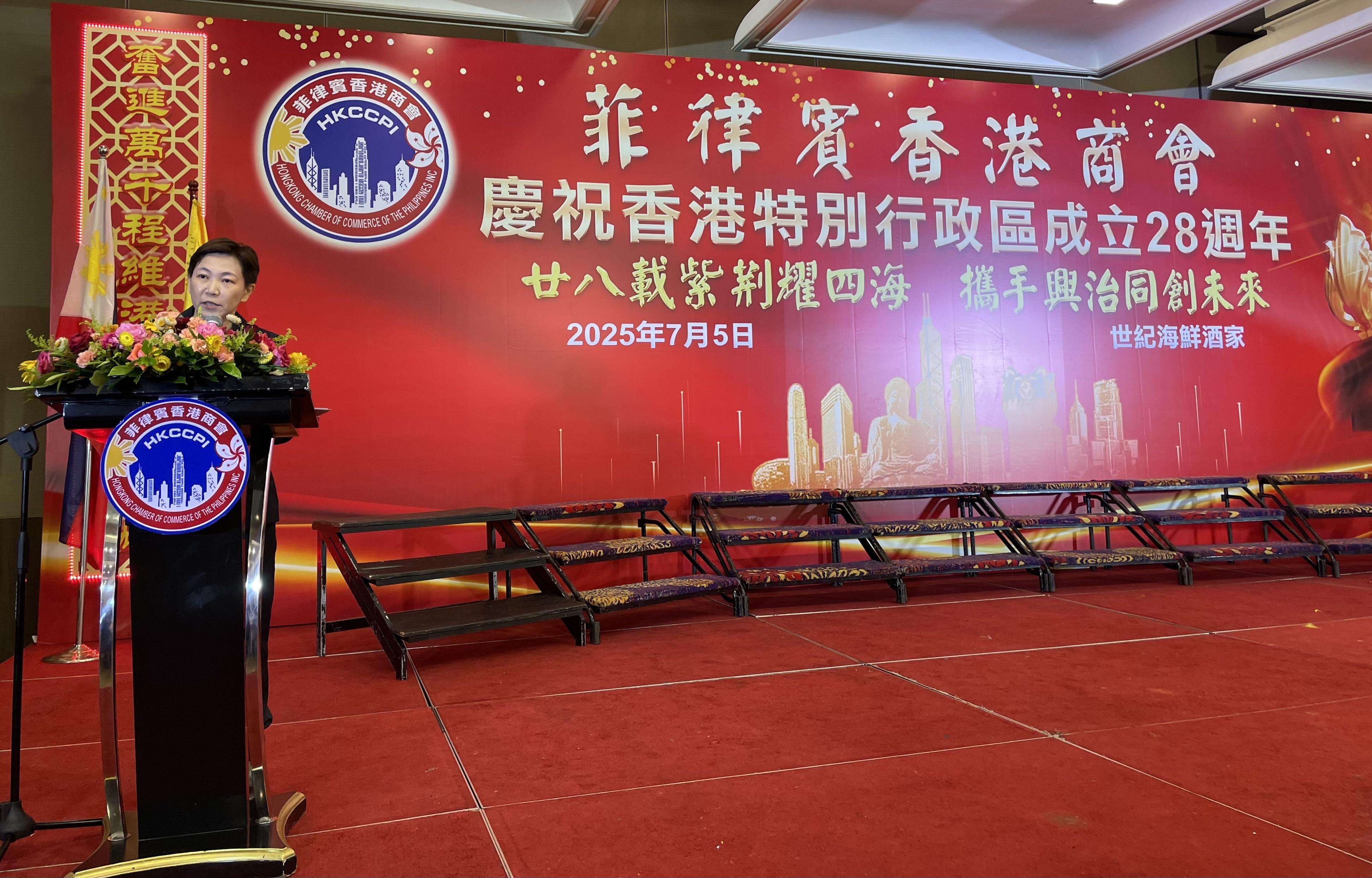 香港駐雅加達經濟貿易辦事處處長鄭青文今日（七月五日）在菲律賓馬尼拉出席由菲律賓香港商會舉辦的晚宴，慶祝香港特別行政區成立二十八周年。圖示鄭青文在晚宴致辭。