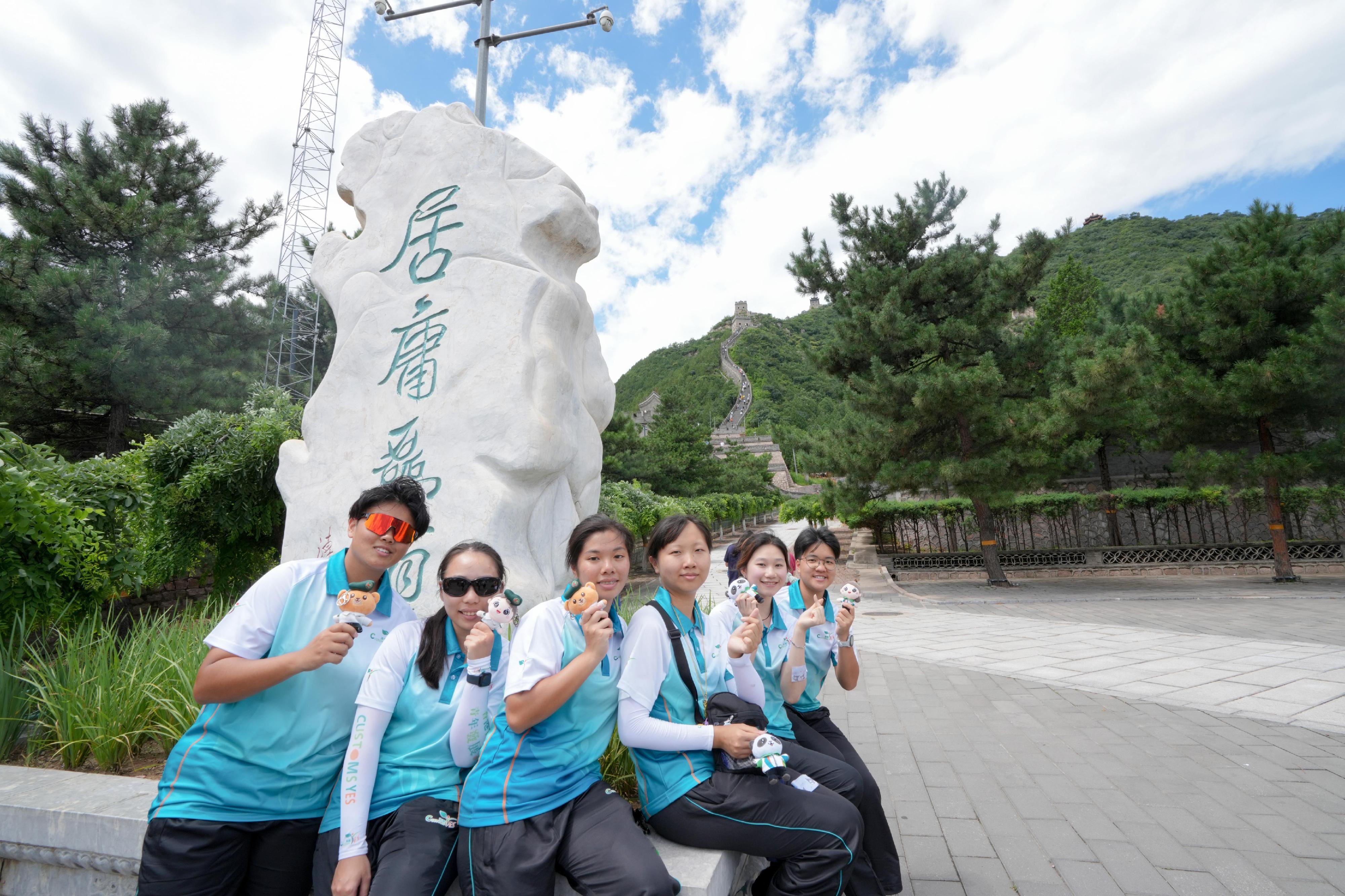 Members of the Foot Drill and Flag Party of the Customs Youth Leader Corps visited the Juyongguan Great Wall on July 5.