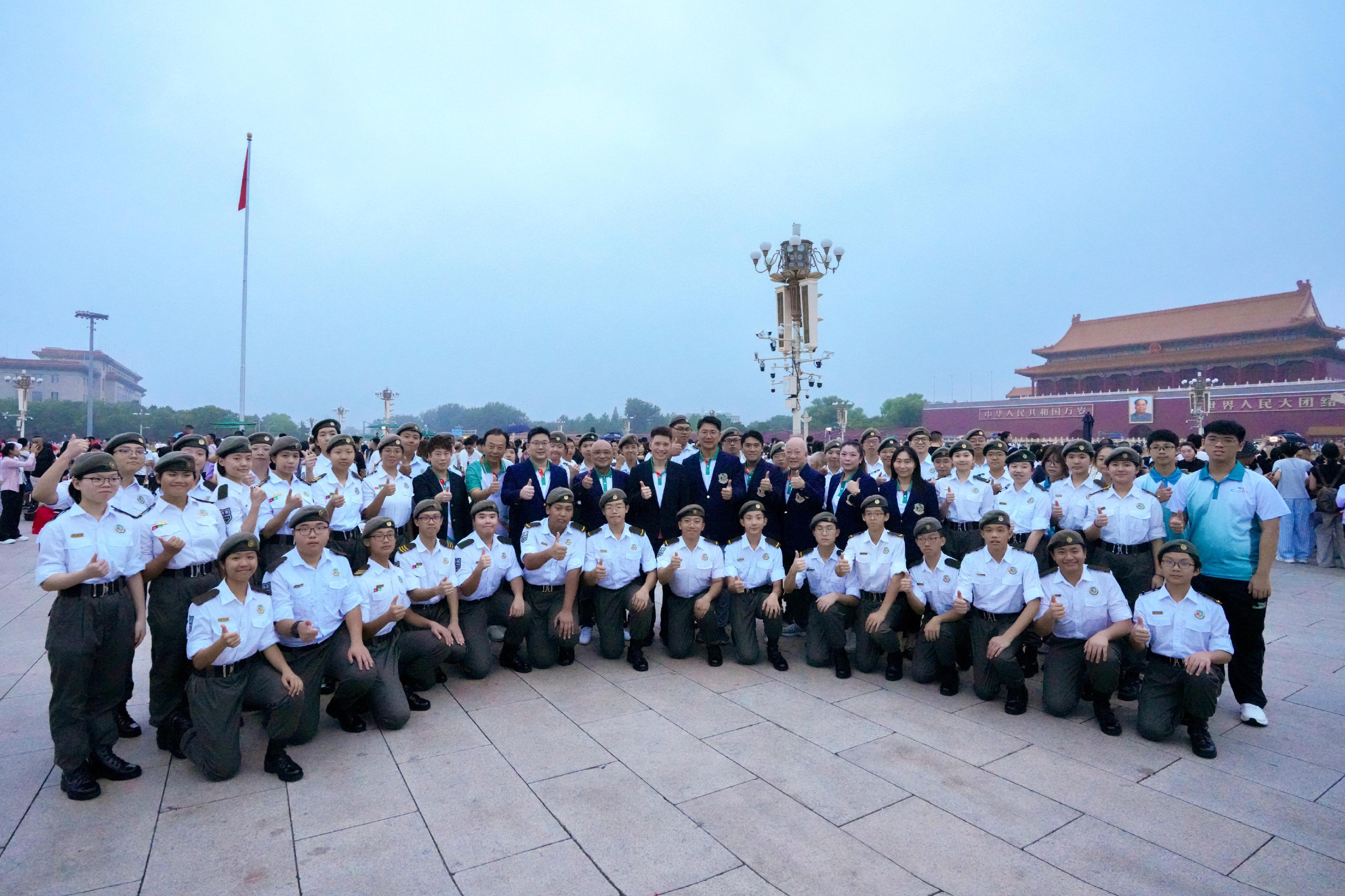 海關副關長（管制及執法）胡偉軍（第二排左十一）、Customs YES管理委員會榮譽創會理事長關治平（第二排左十）、理事長葉冠成（第二排右十）、理事麥騫譽博士（第二排右九）、楊彬（第二排左八）和李曉華（第二排右六），以及名譽會長會名譽會長王毓齡（第二排右八）、梅慶堯（第二排左九）和黃嘉寶（第二排右七）於七月三日帶領「海關青年領袖團步操及護旗專隊」成員於天安門廣場觀看升旗儀式。

