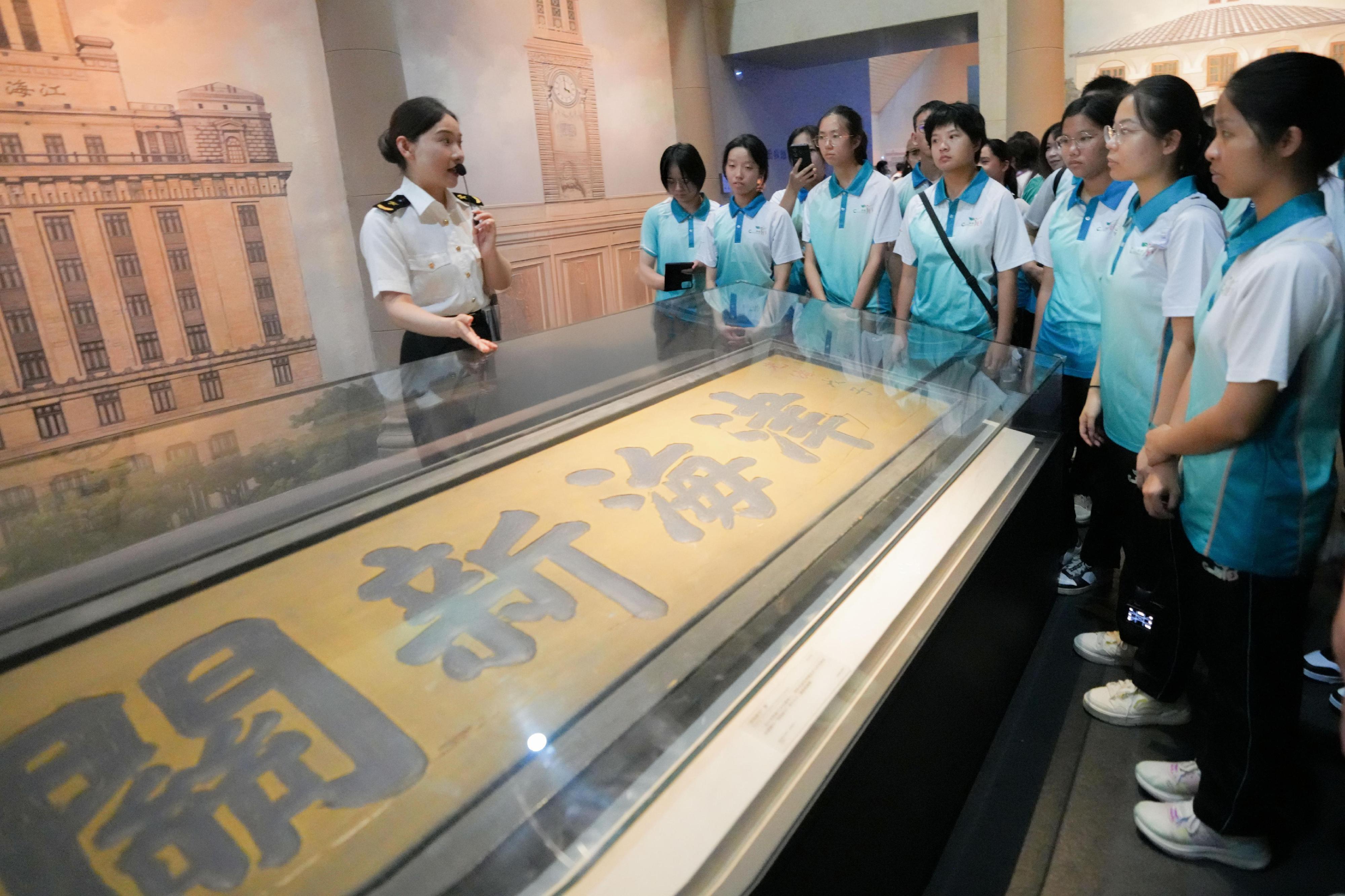 「海關青年領袖團步操及護旗專隊」成員七月五日參觀中國海關博物館。

