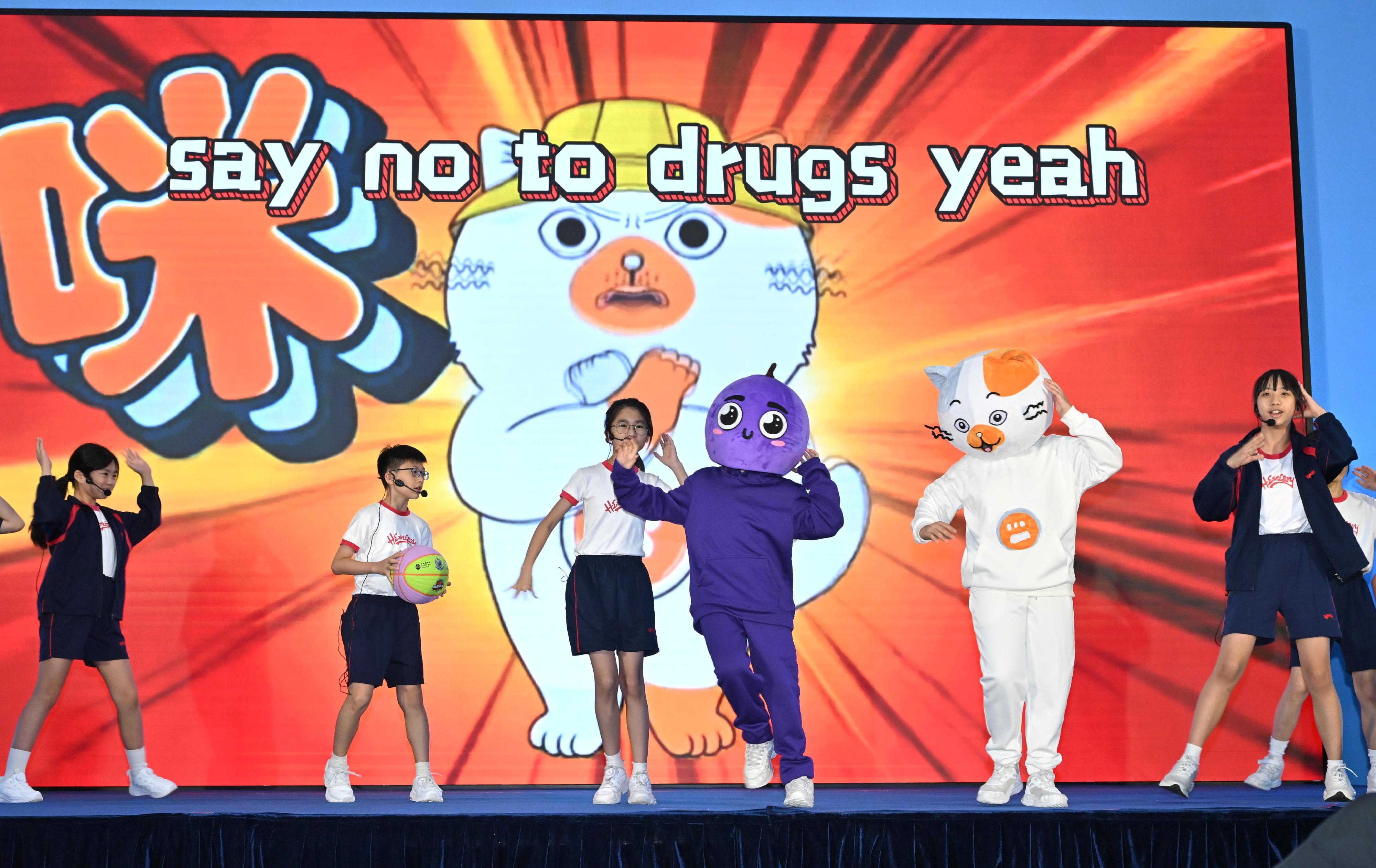 The Hong Kong Police Force today (July 6) held the kick-off ceremony for the Junior Police Call (JPC) Anti-Narcotics and Fight Crime 3x3 Basketball Training Programme 2025. Photo shows primary school students performing drama to promote anti-crime and anti-drug awareness. 