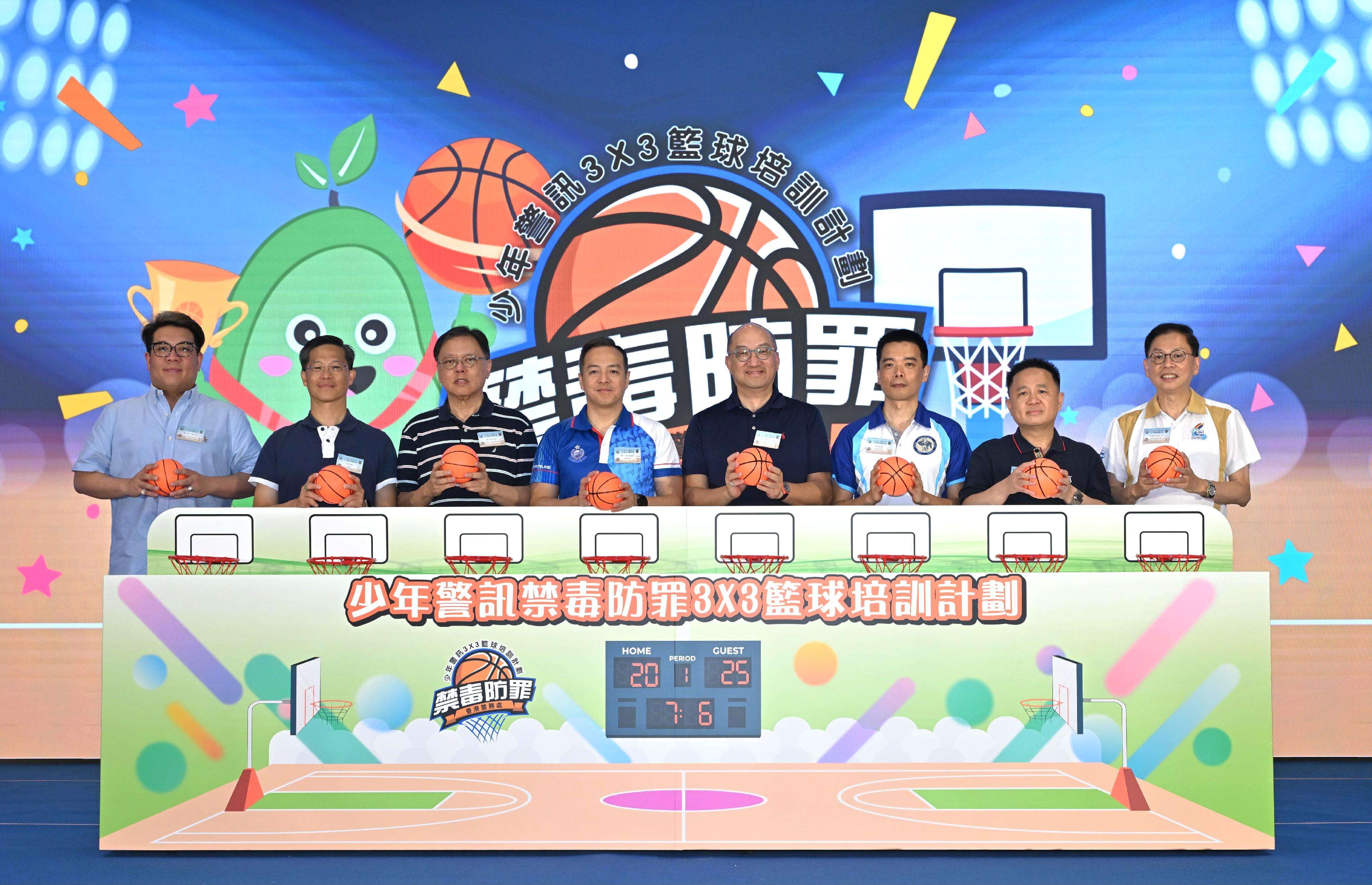 警務處今日（七月六日）舉行「少年警訊禁毒防罪3x3籃球培訓計劃2025」開展禮。圖示警務處處長周一鳴（左四）、香港賽馬會公司事務執行總監譚志源（右四）、天使長行動委員會主席唐大錦（左三）、港島總區指揮官區永樑（右三）、警察籃球會主席暨港島總區副指揮官林鴻釧（左二）、灣仔區撲滅罪行委員會主席莊創業（右二）、東區撲滅罪行委員會主席鄭承峰博士（左一），以及中西區撲滅罪行委員會副主席周超常（右一）主持啟動儀式。