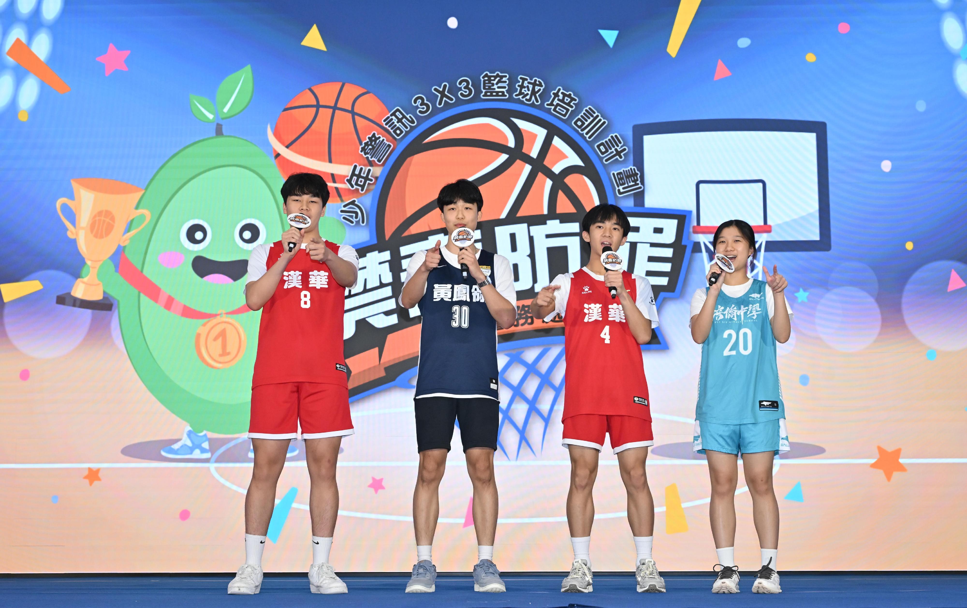 警務處今日（七月六日）舉行「少年警訊禁毒防罪3x3籃球培訓計劃2025」開展禮。圖示學生在台上分享他們去年參與計劃的心得。