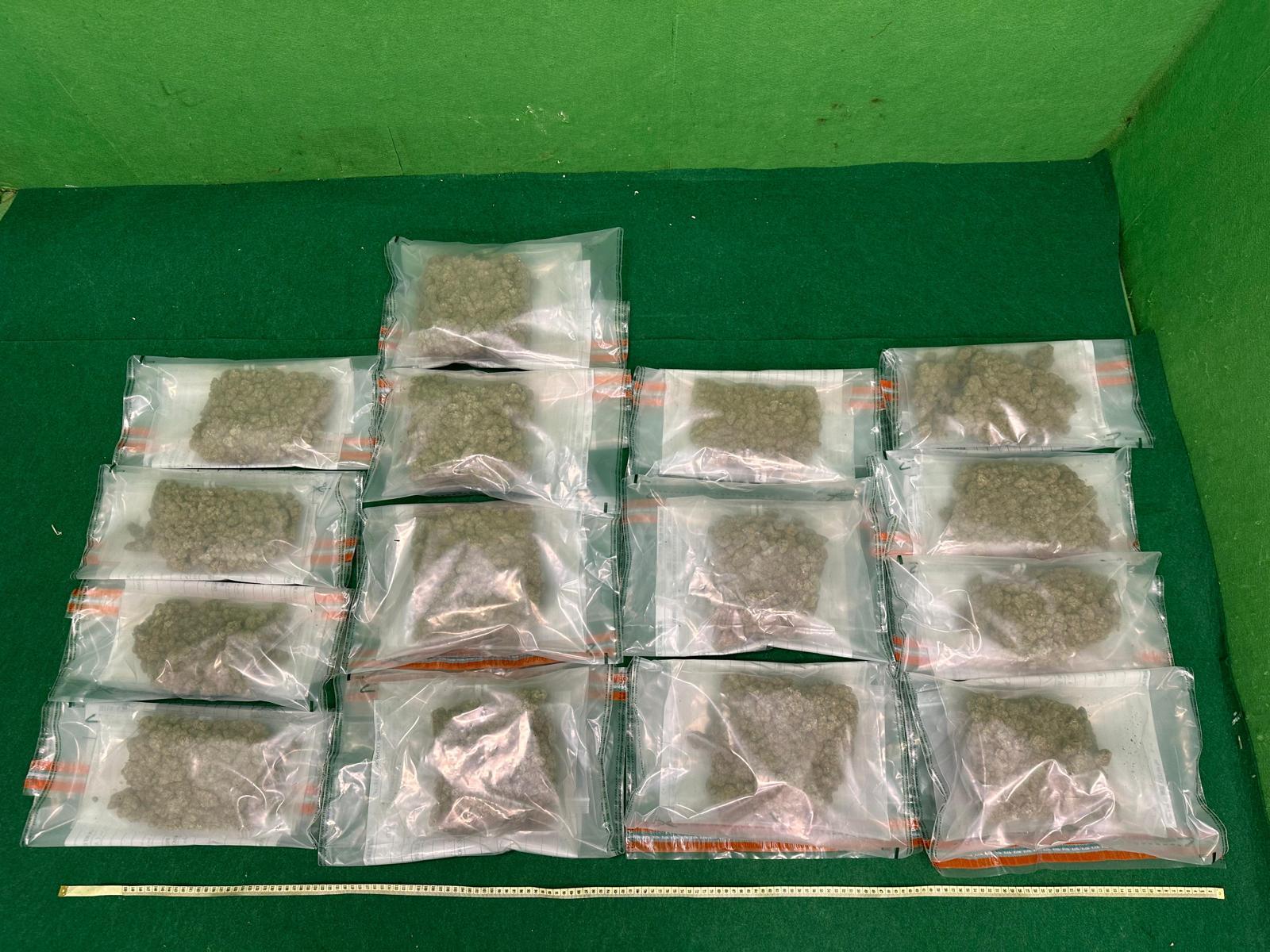香港海關昨日（七月五日）在香港國際機場偵破一宗行李藏毒的販毒案件，檢獲約六點一公斤懷疑大麻花，估計市值約一百三十萬元。圖示檢獲的懷疑大麻花。