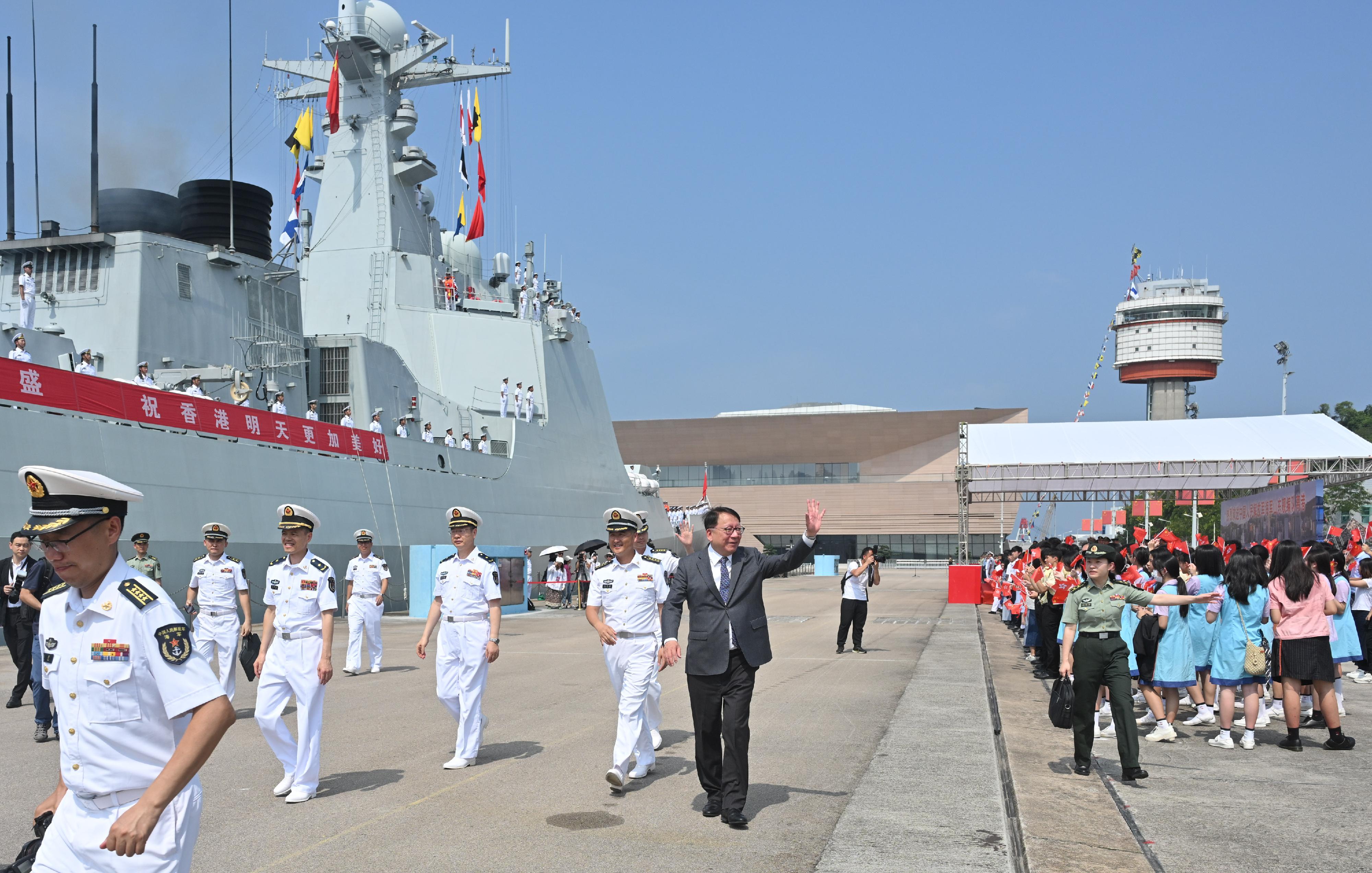 政務司司長陳國基（中）今早（七月七日）在昂船洲軍營出席中國人民解放軍海軍山東艦編隊離港歡送儀式。