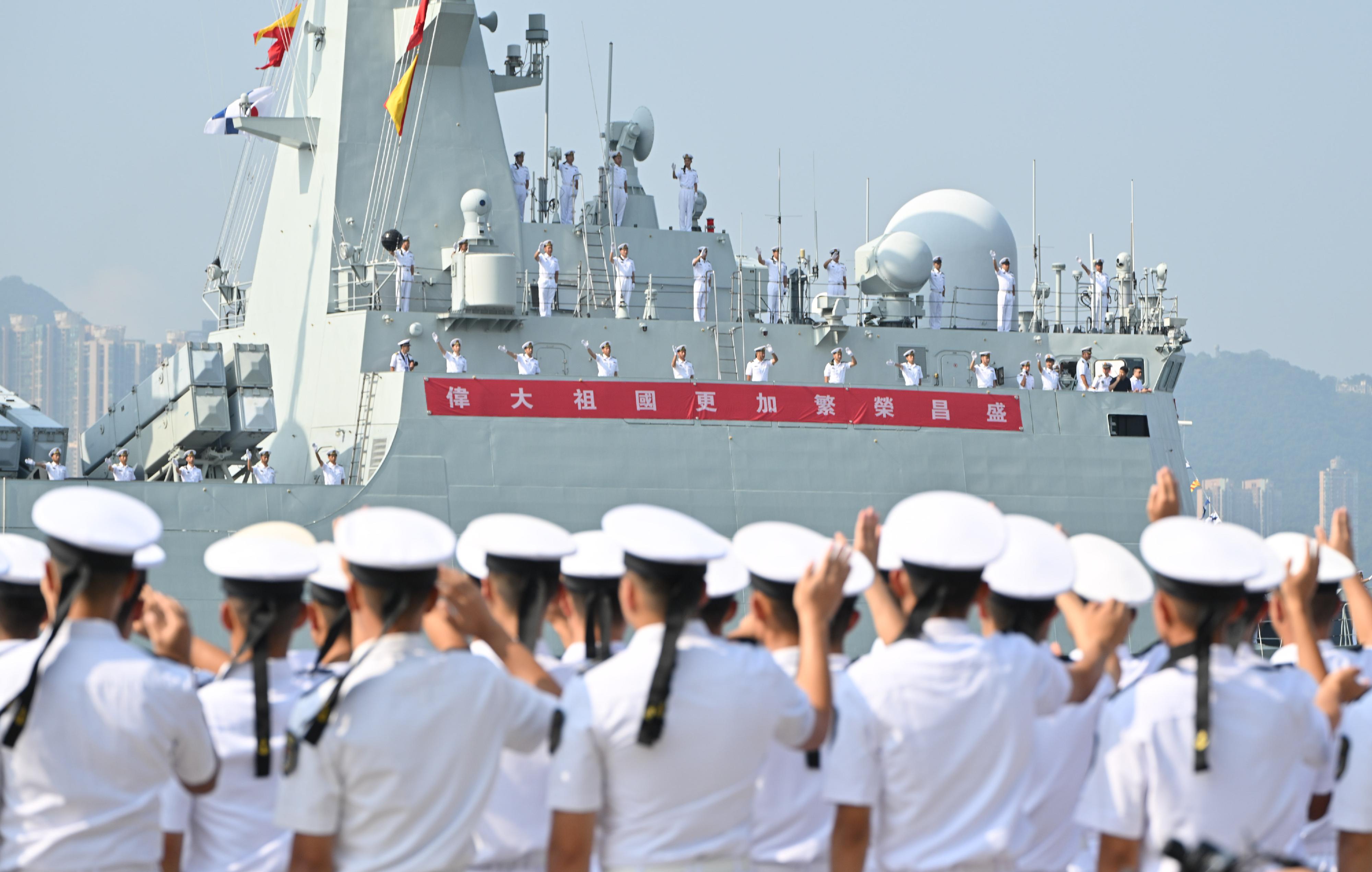 昂船洲軍營今早（七月七日）舉行中國人民解放軍海軍山東艦編隊離港歡送儀式。