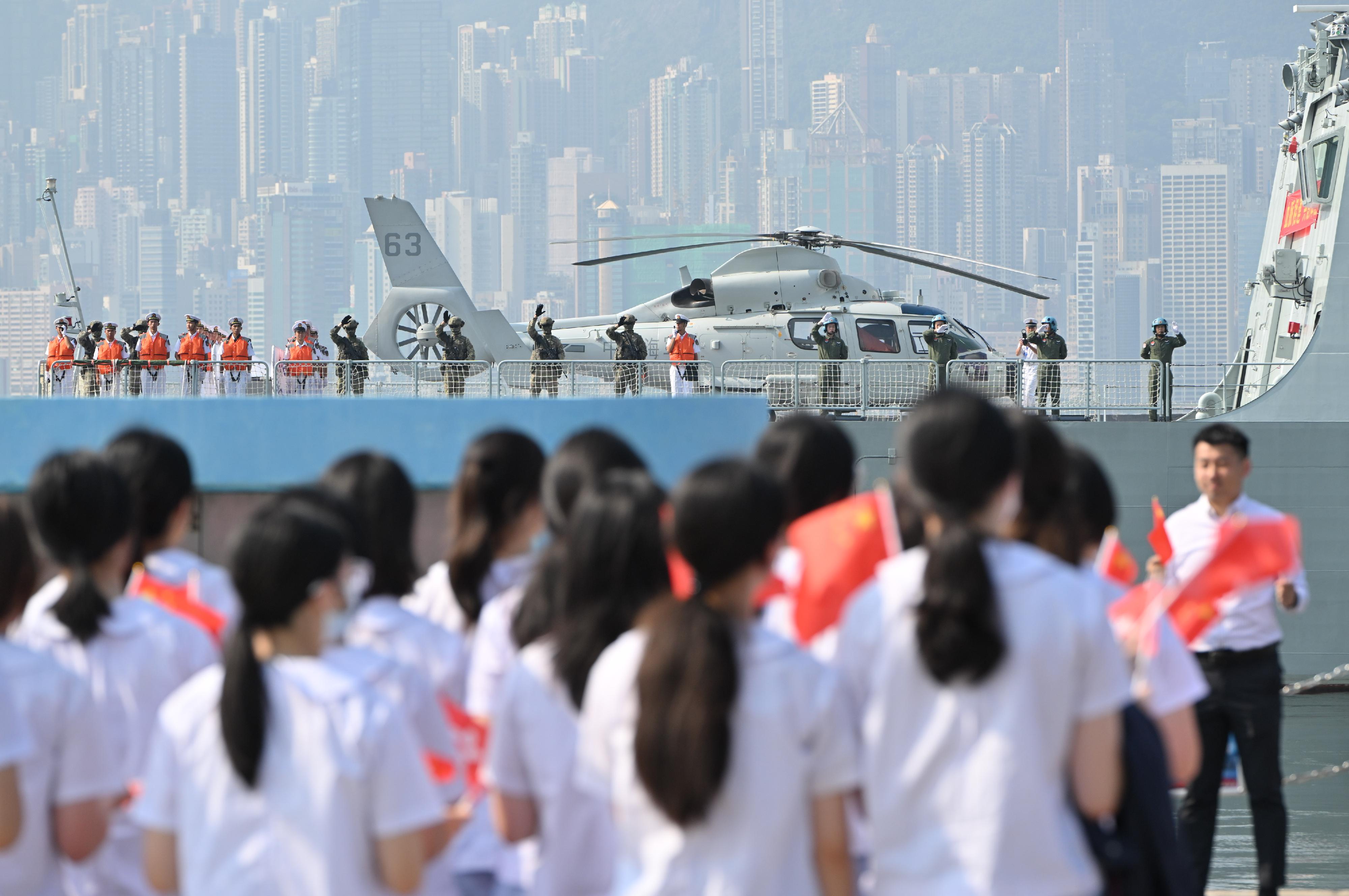 昂船洲軍營今早（七月七日）舉行中國人民解放軍海軍山東艦編隊離港歡送儀式。圖示出席儀式的學生代表向編隊道別。